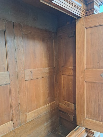 27041872n - Barocker Prunk- bzw. Dielenschrank, Augsburg, um 1720, Nussbaum furniert, Marketerie mit ...