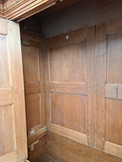 27041872o - Barocker Prunk- bzw. Dielenschrank, Augsburg, um 1720, Nussbaum furniert, Marketerie mit ...