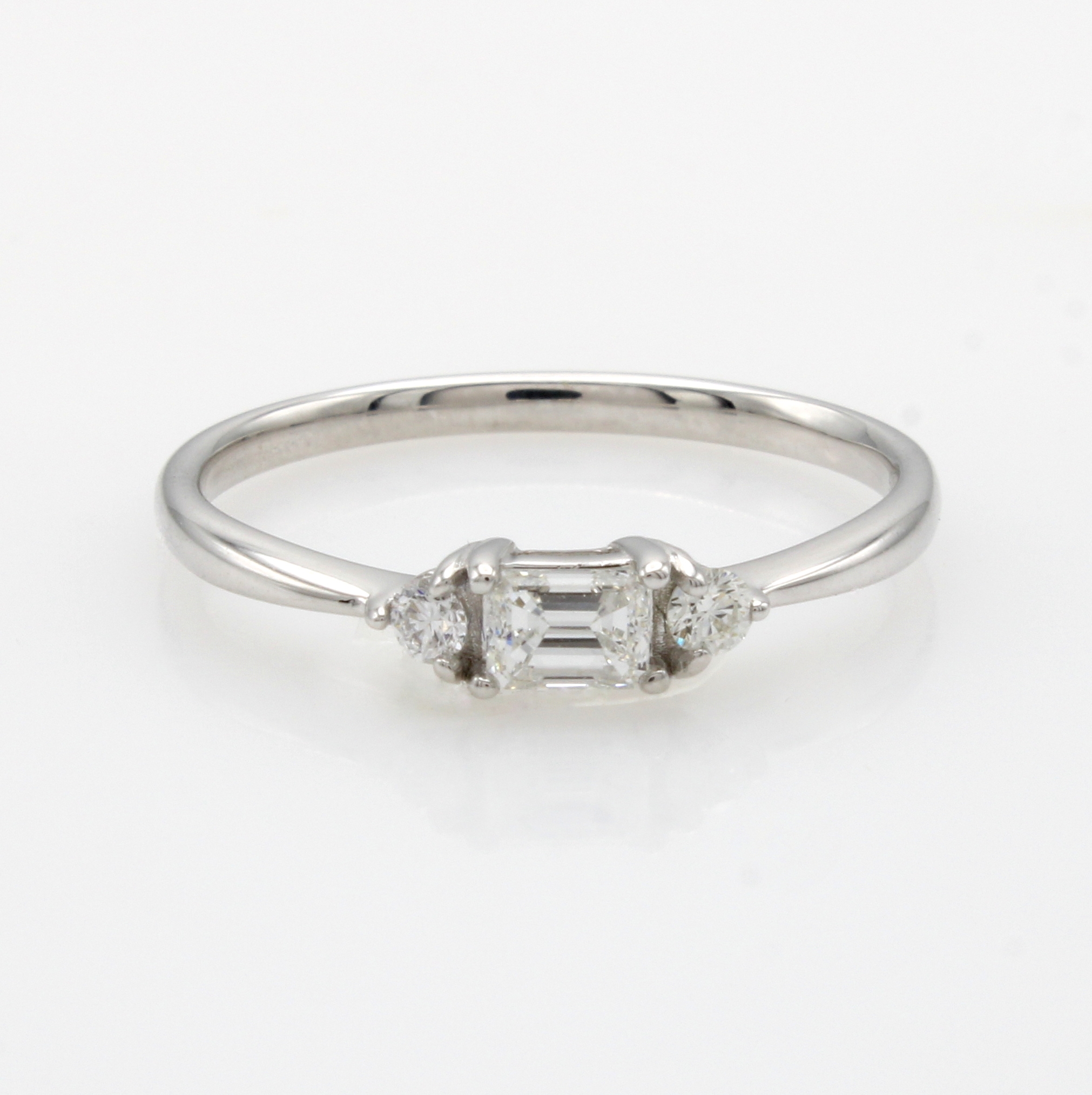 Image 27041993 - Ring mit Diamant und Brillanten, WG 585/000,Diam. im Smaragdschliff ca. 0.25 ct u. ...