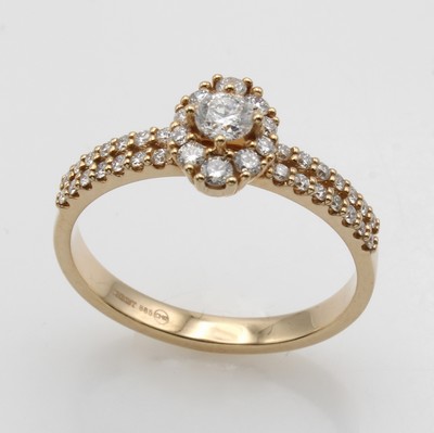 27041998a - Ring mit Brillanten, RG 585/000, ovaler Ringkopf u. geteilte Ringschultern bes. m. ...