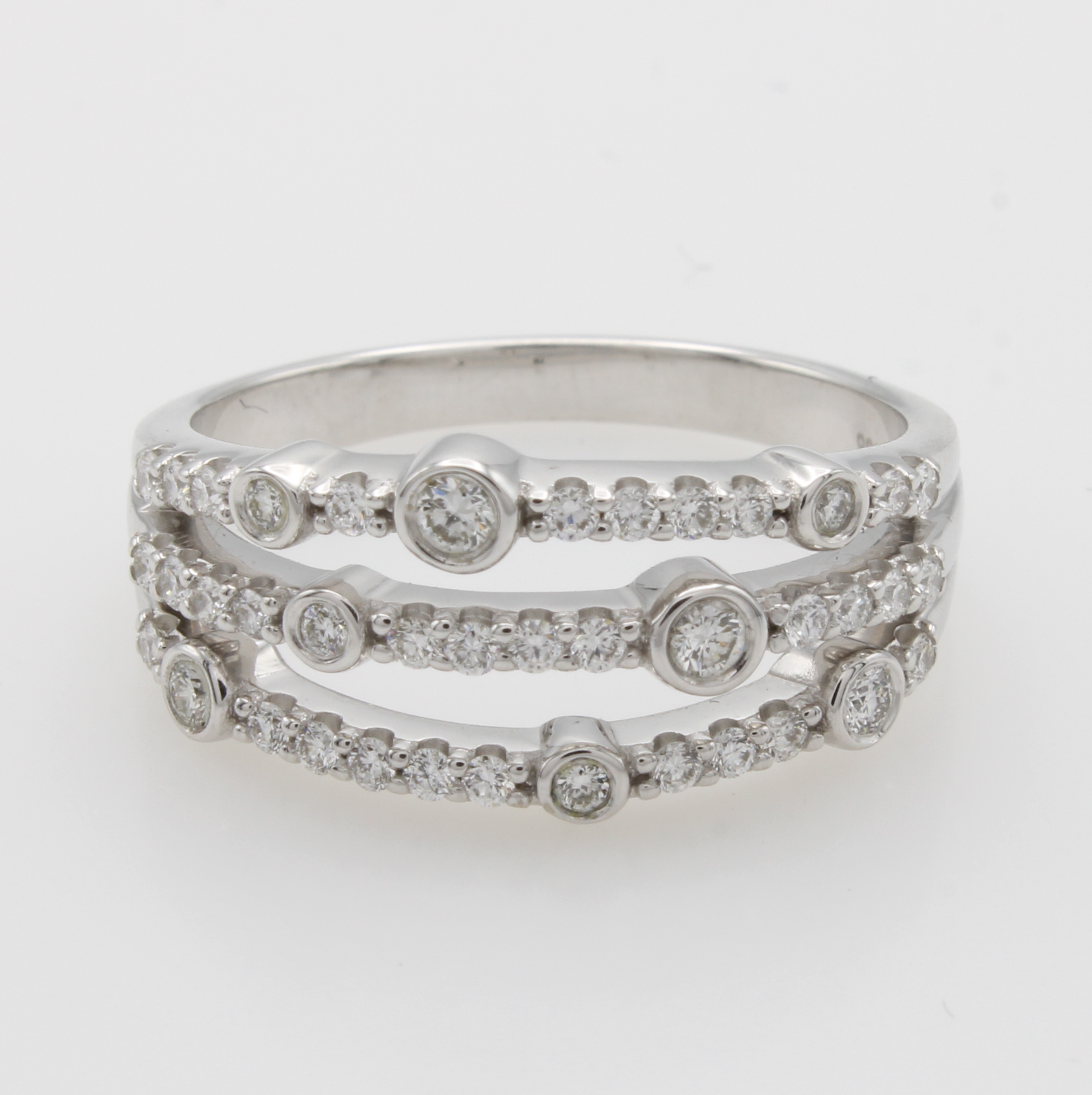 Image 27042016 - Ring mit Brillanten, WG 585/000, Brill. in 3 Reihen gef. zus. ca. 0.45 ct Weiß/si, RW ...