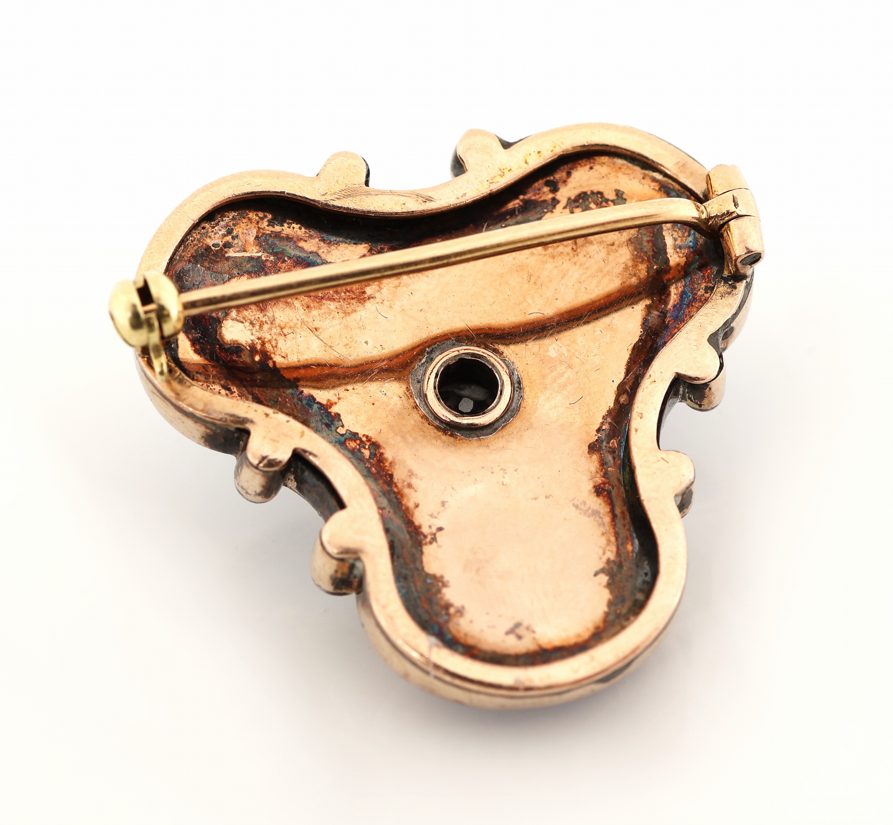 Detail b: 14 kt Gold Diamant-Email-Brosche, um 1900, GG 585/000 gepr., qualitätvolle Verarbeitung, dreipassig, Rahmen aus Rocaillen und Voluten, transluzides ...