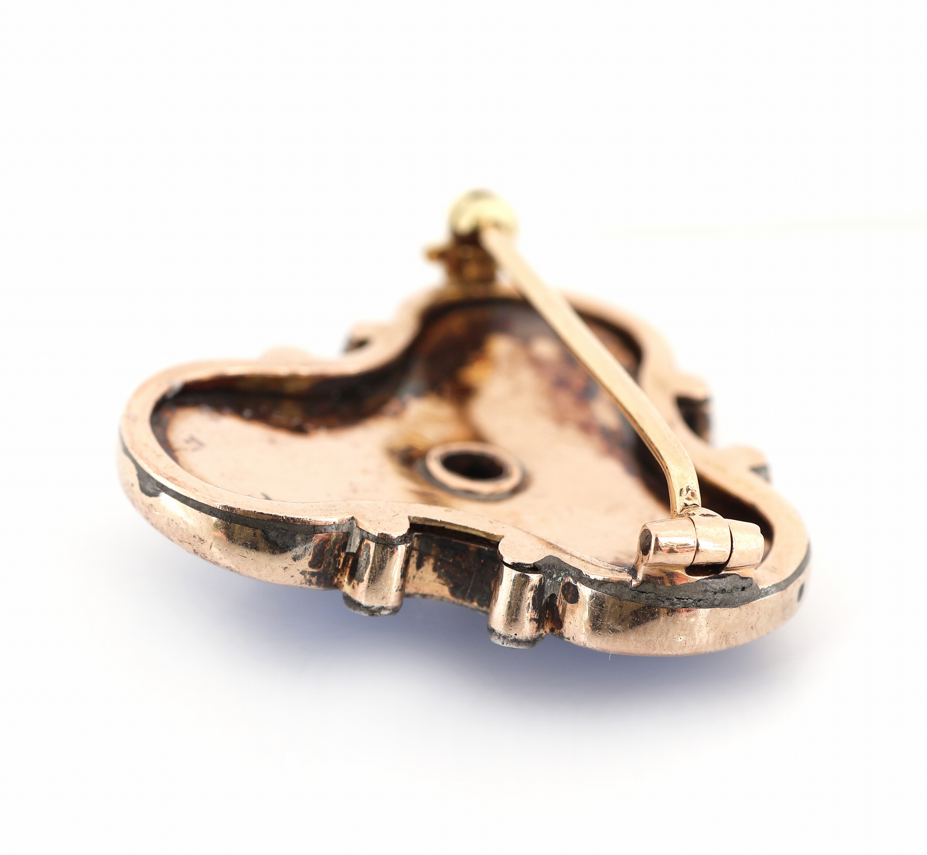 Detail c: 14 kt Gold Diamant-Email-Brosche, um 1900, GG 585/000 gepr., qualitätvolle Verarbeitung, dreipassig, Rahmen aus Rocaillen und Voluten, transluzides ...