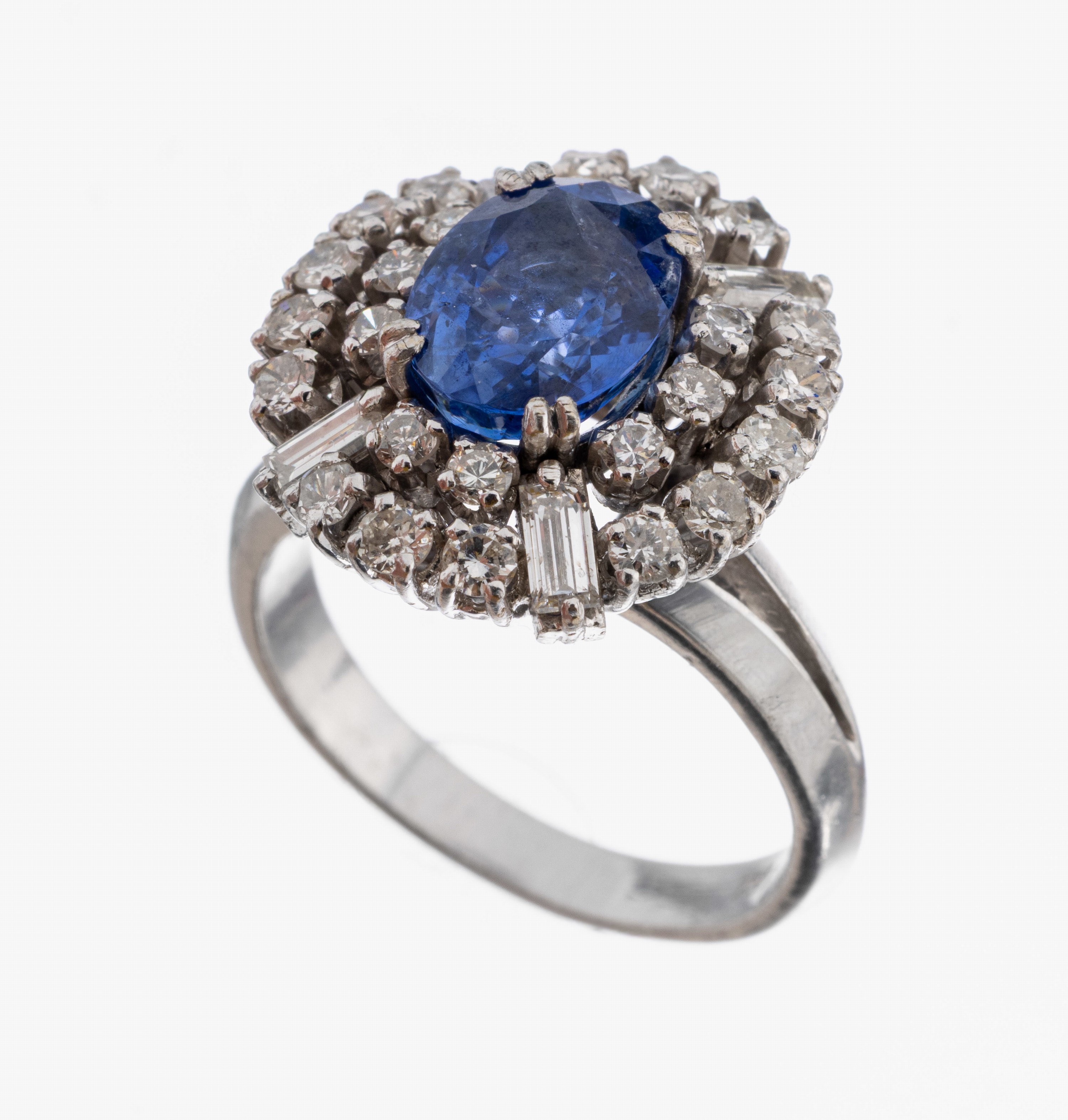 Image 27042022 - 18 kt Gold Saphir-Diamant-Ring, WG 750/000,mittig erhaben gefasster ovalfacett. Saphir ...