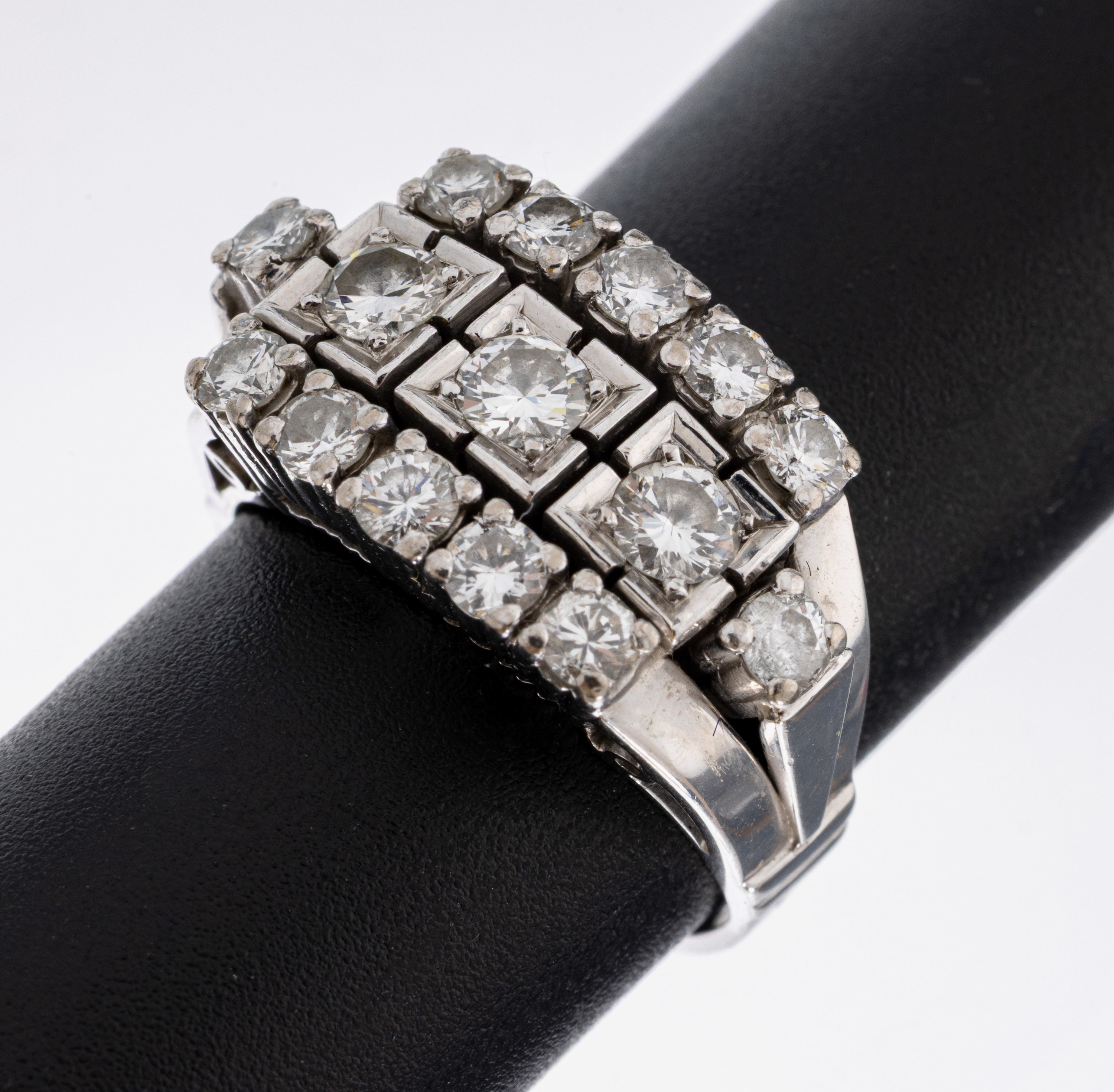 Image 27042024 - 18 kt Gold Brillant-Ring, WG 750/000, 3 geteilter Ringkopf, 15 Brillanten zus. ca. 0.95 ...