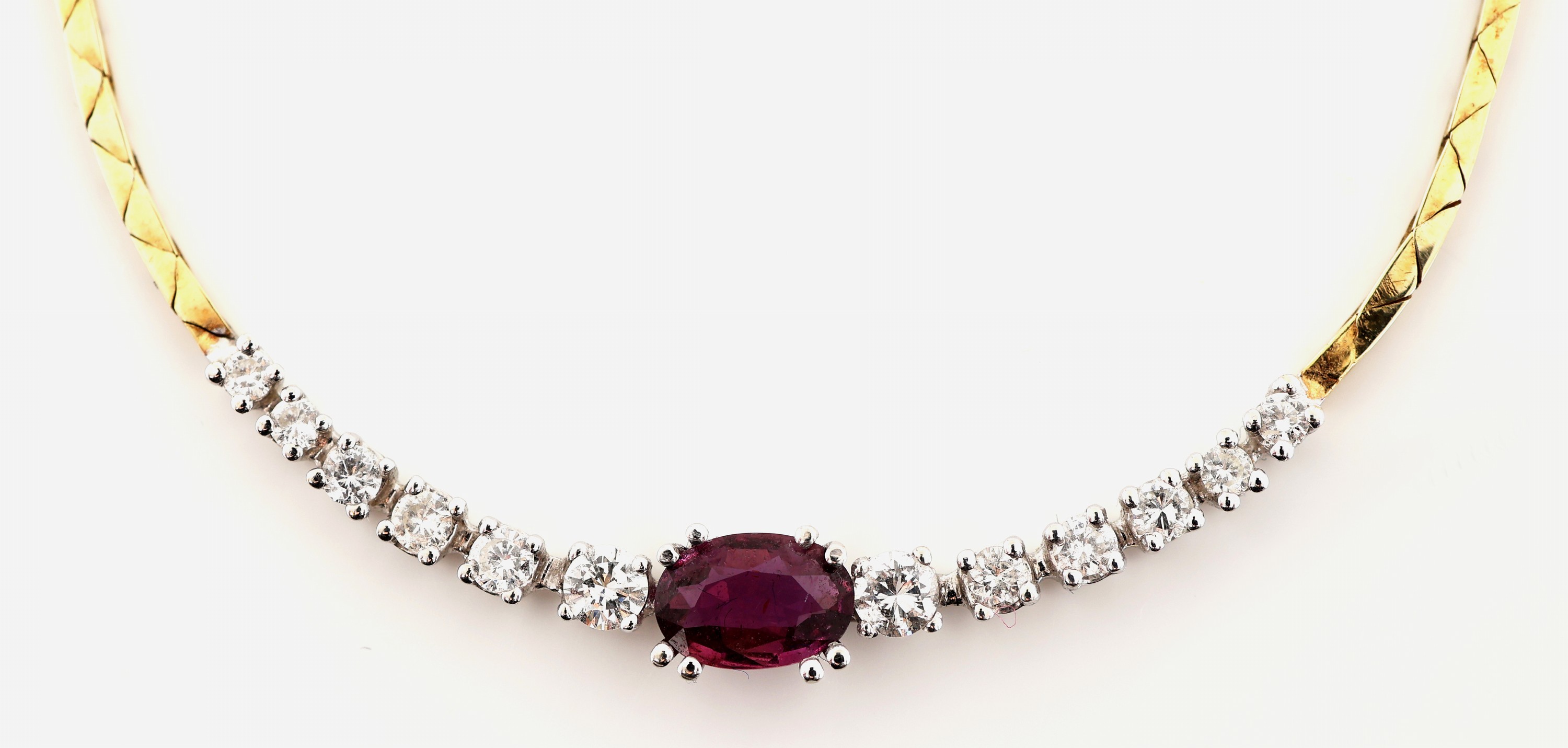 Detail a: 14 kt Gold Rubin-Brillant-Collier, GG/WG 585/000, WG-Mittelteil, ovalfacett. Rubin ca. 1.00 ct, 12 Brillanten zus. ca. 0.56 ct Weiß/si, L. ca. 39.5 ...