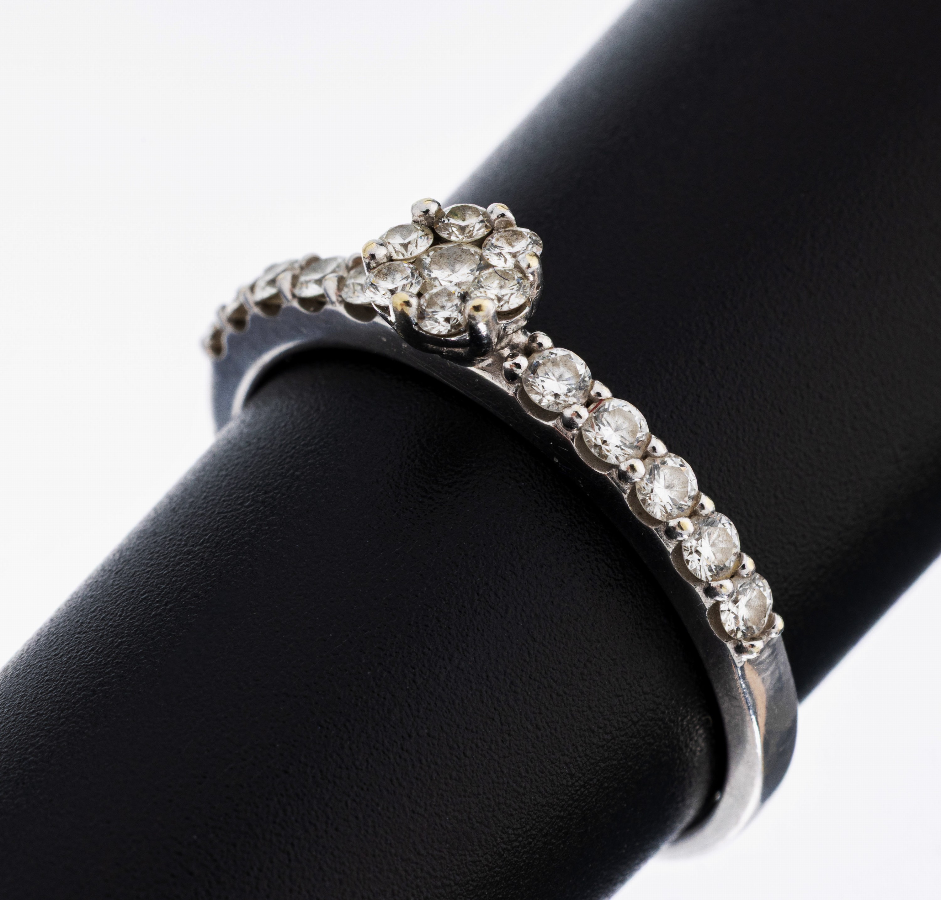 Image 27042038 - 14 kt Gold Brillant-Ring, WG 585/000, 17 Brillanten zus. ca. 0.46 ct Weiß/si, RW 58, ...