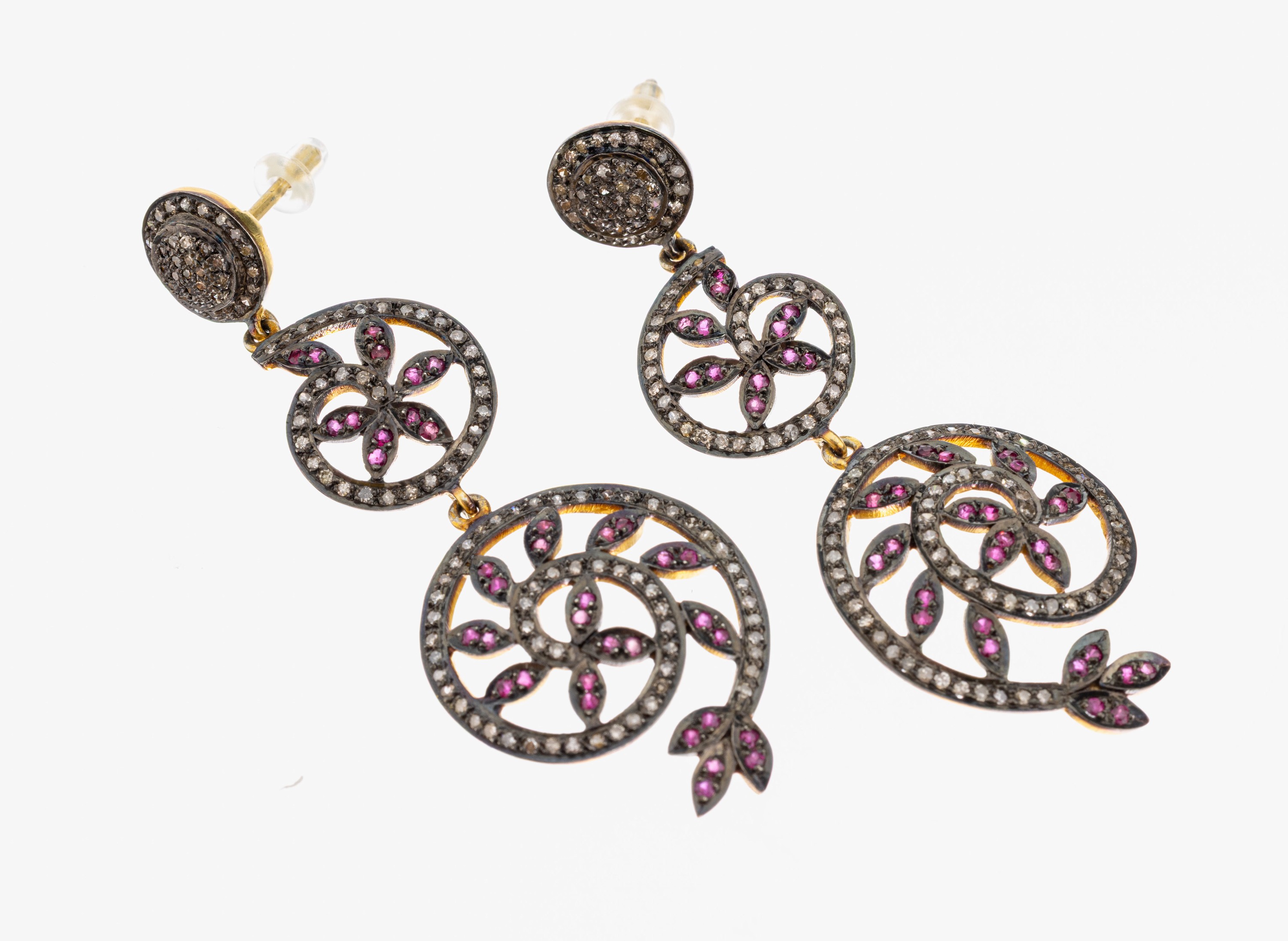 Image 27042050 - Paar Diamant-Rubin-Ohrstecker, Silber z.T. verg., länglich bewegl., floral ...