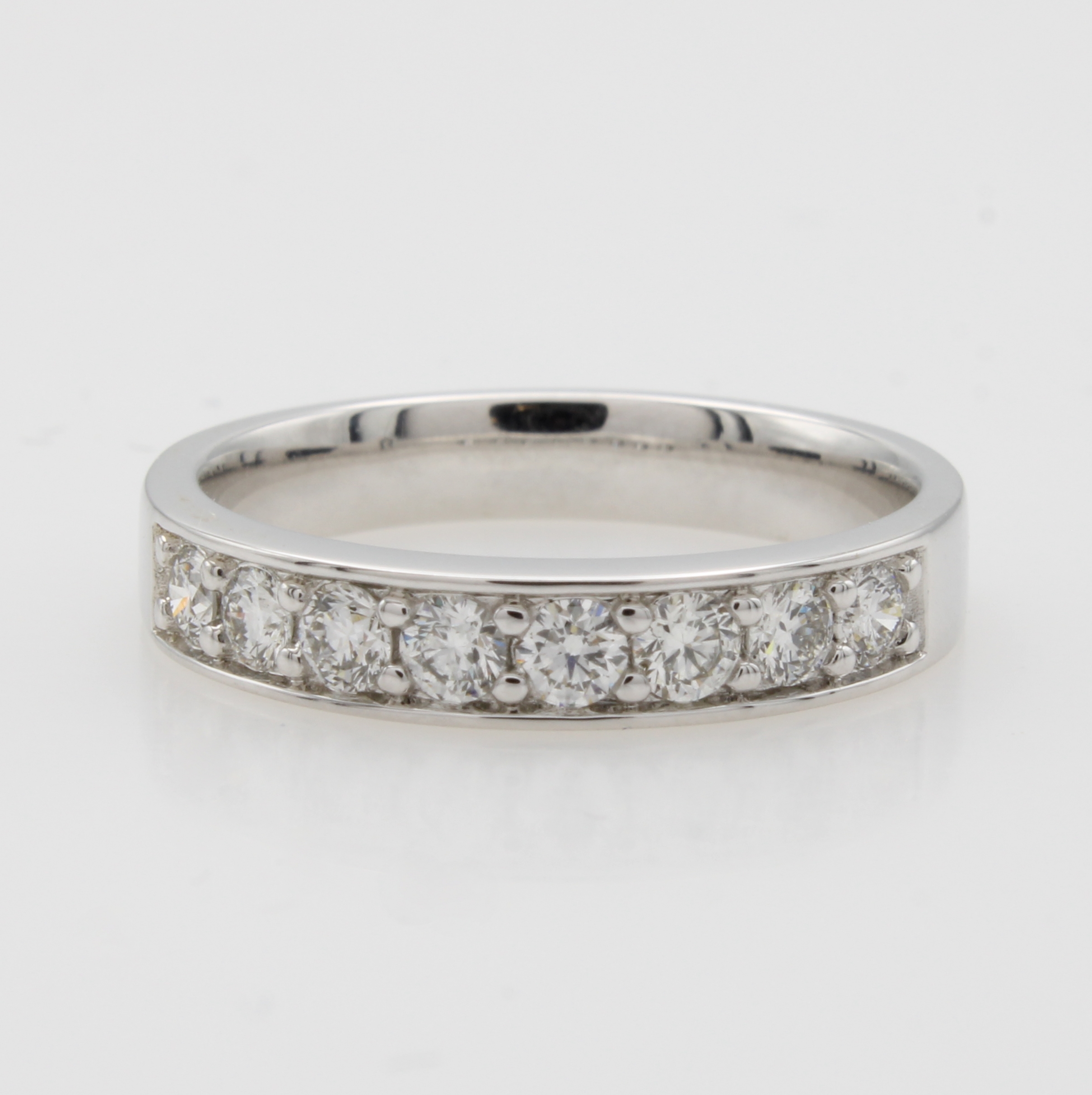 Image 27042054 - Ring mit Brillanten, WG 585/000, 8 Brill. in Schiene gef. zus. ca. 0.50 ct Weiß/si, RW ...