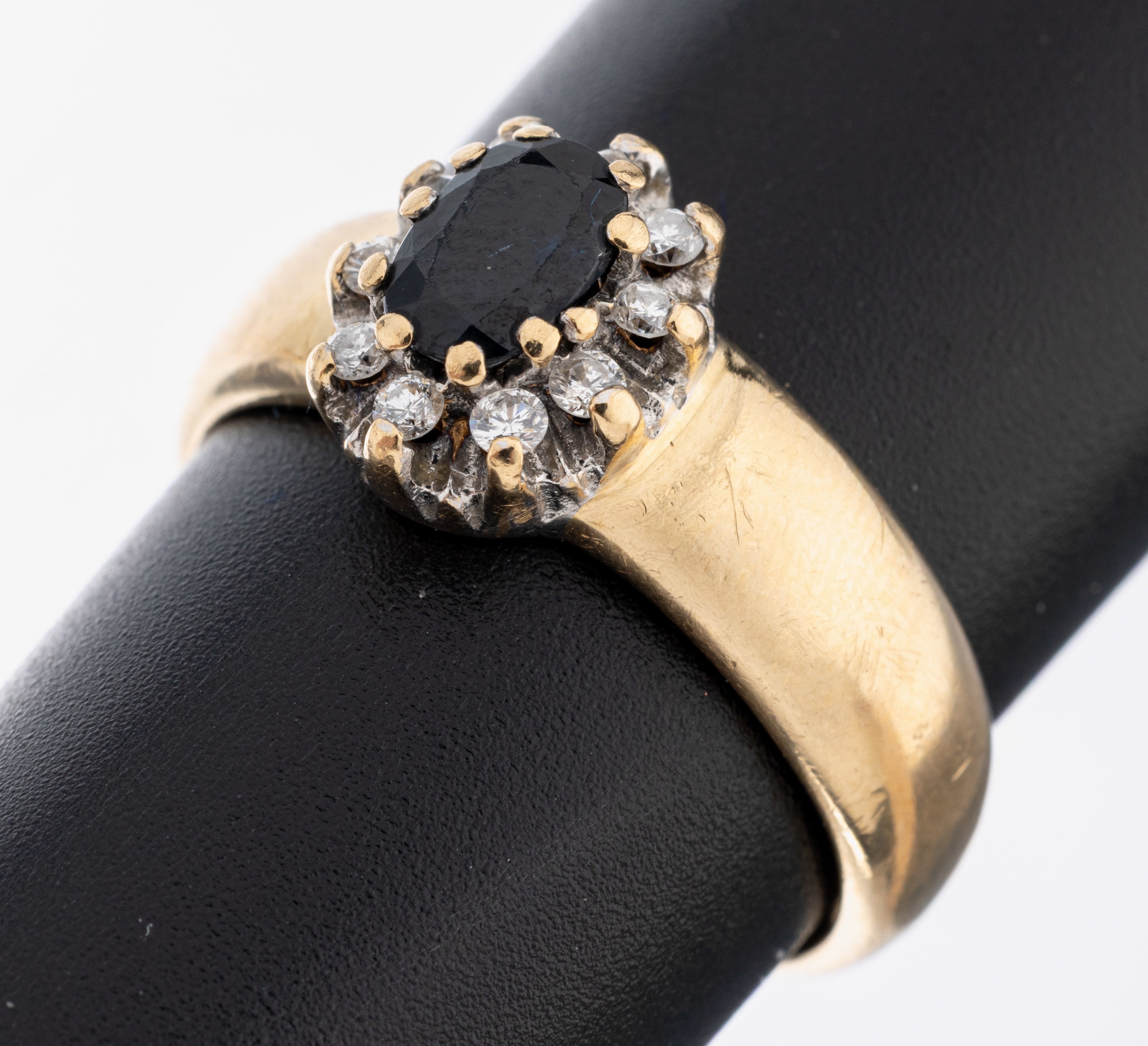 Image 27042082 - 14 kt Gold Saphir-Brillant-Ring, GG 585/000, mittig erhaben gefasster ovalfacett. ...