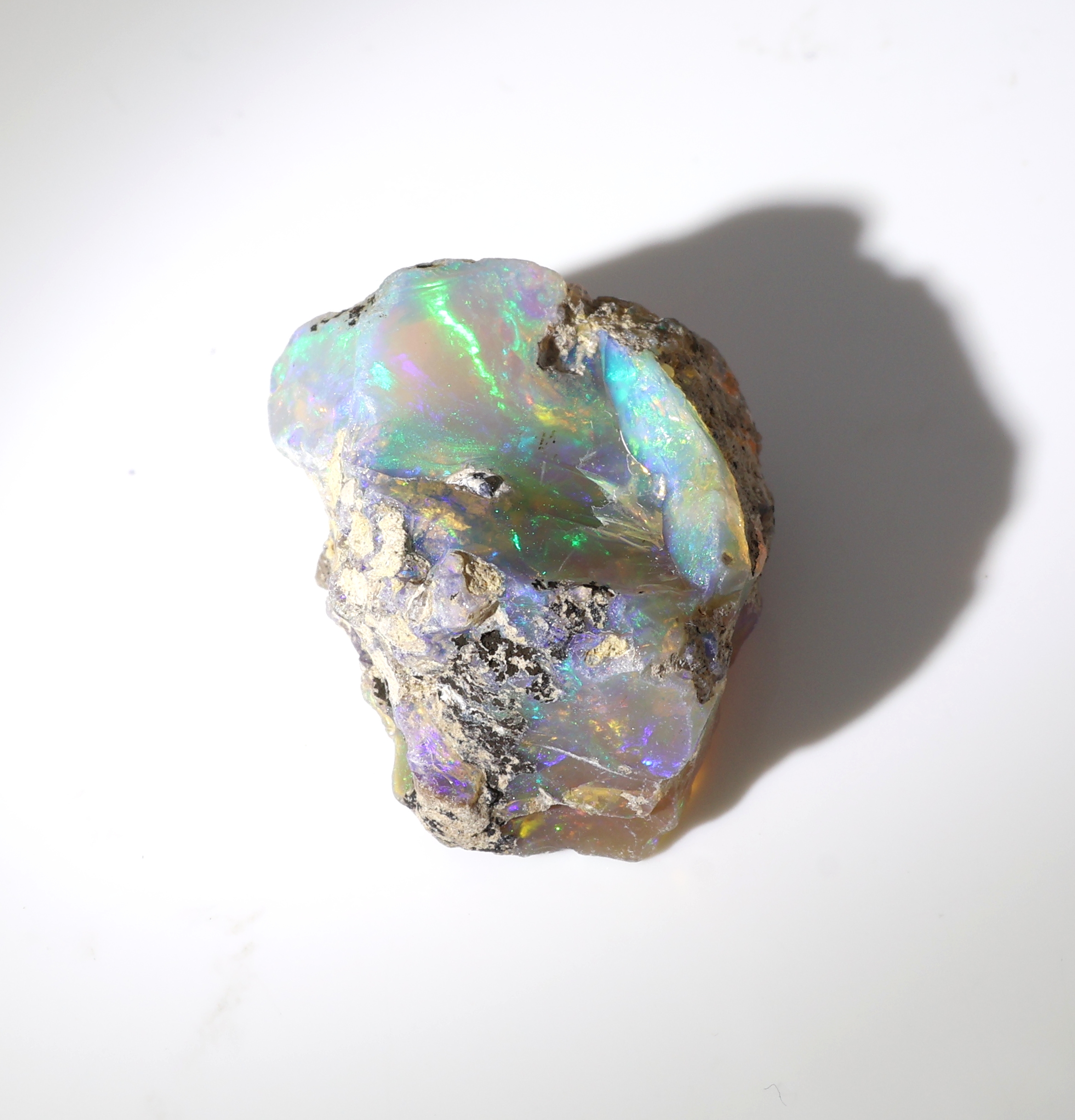 Detail b: Loser Rohopal, ca. 19.20 ct, schönes Farbspiel mit Muttergestein