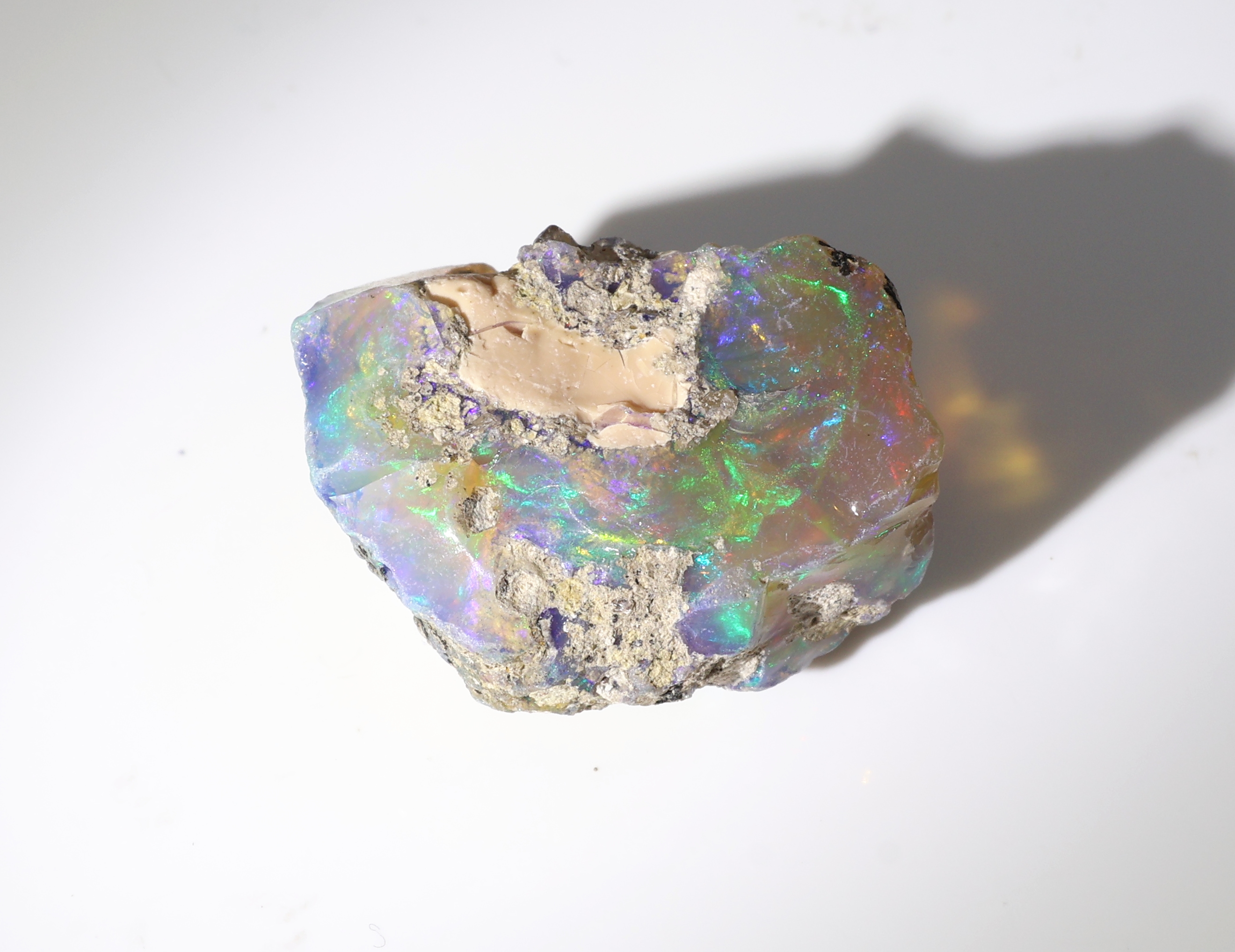 Detail c: Loser Rohopal, ca. 19.20 ct, schönes Farbspiel mit Muttergestein
