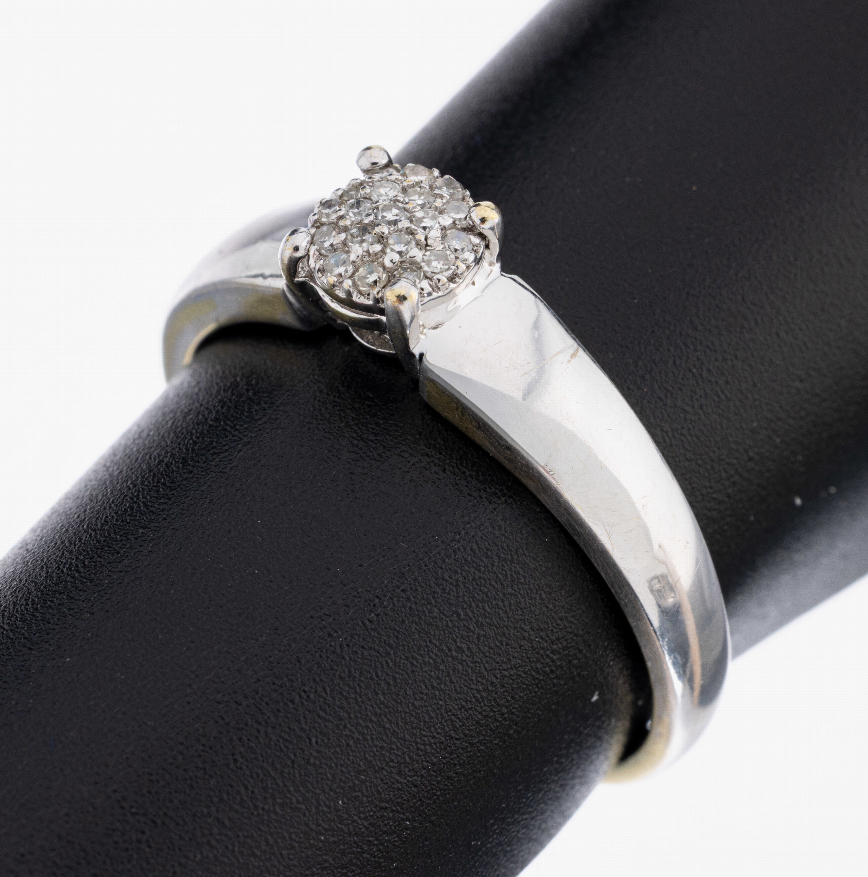 Image 27042092 - 14 kt Gold Diamant-Ring, WG 585/000, schlicht, 20 8/8-Diamanten zus. ca. 0.10 ct ...