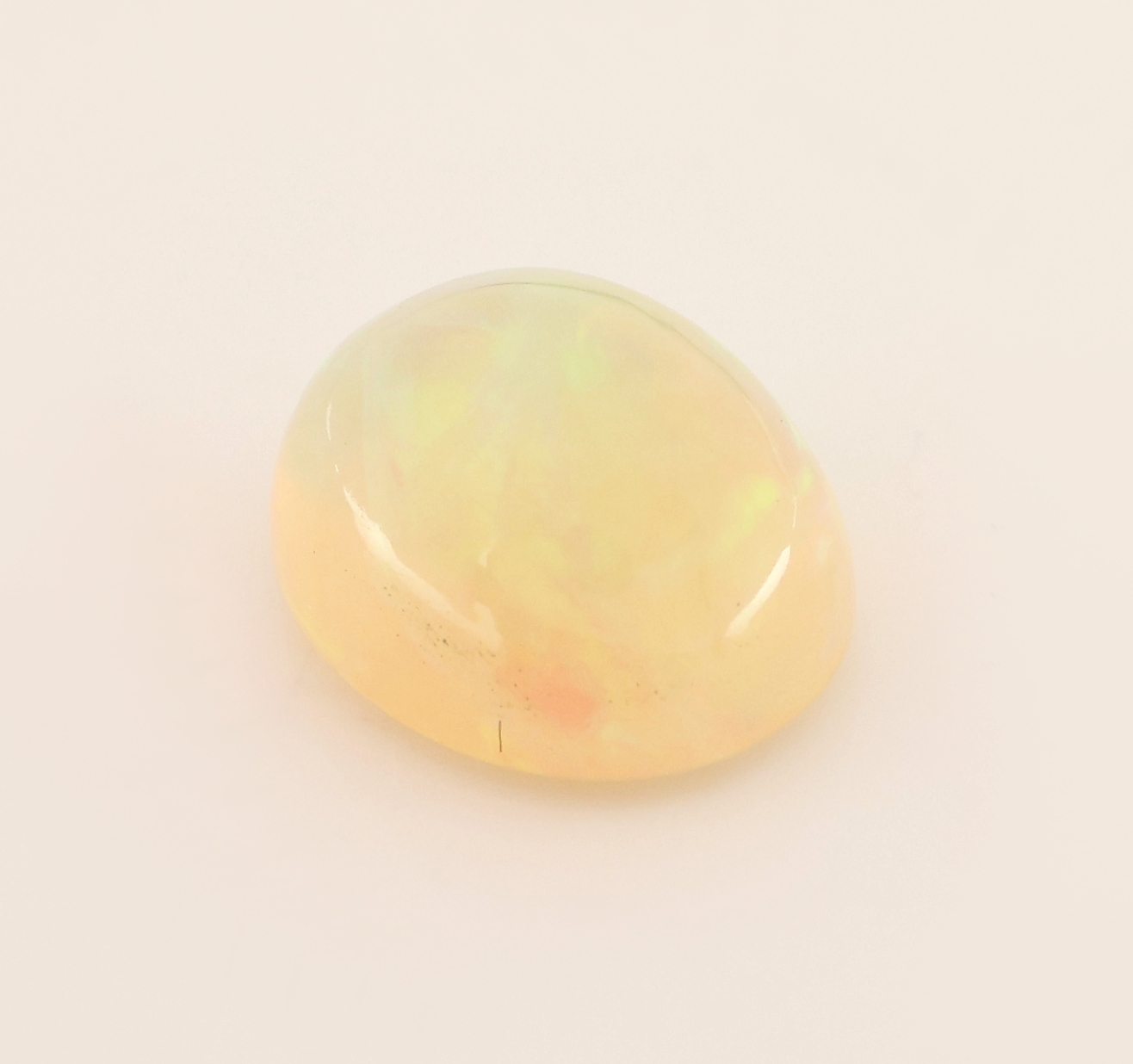 Detail b: Loser Opalcabochon, oval, ca. 2.10 ct, sehr schönes Farbspiel