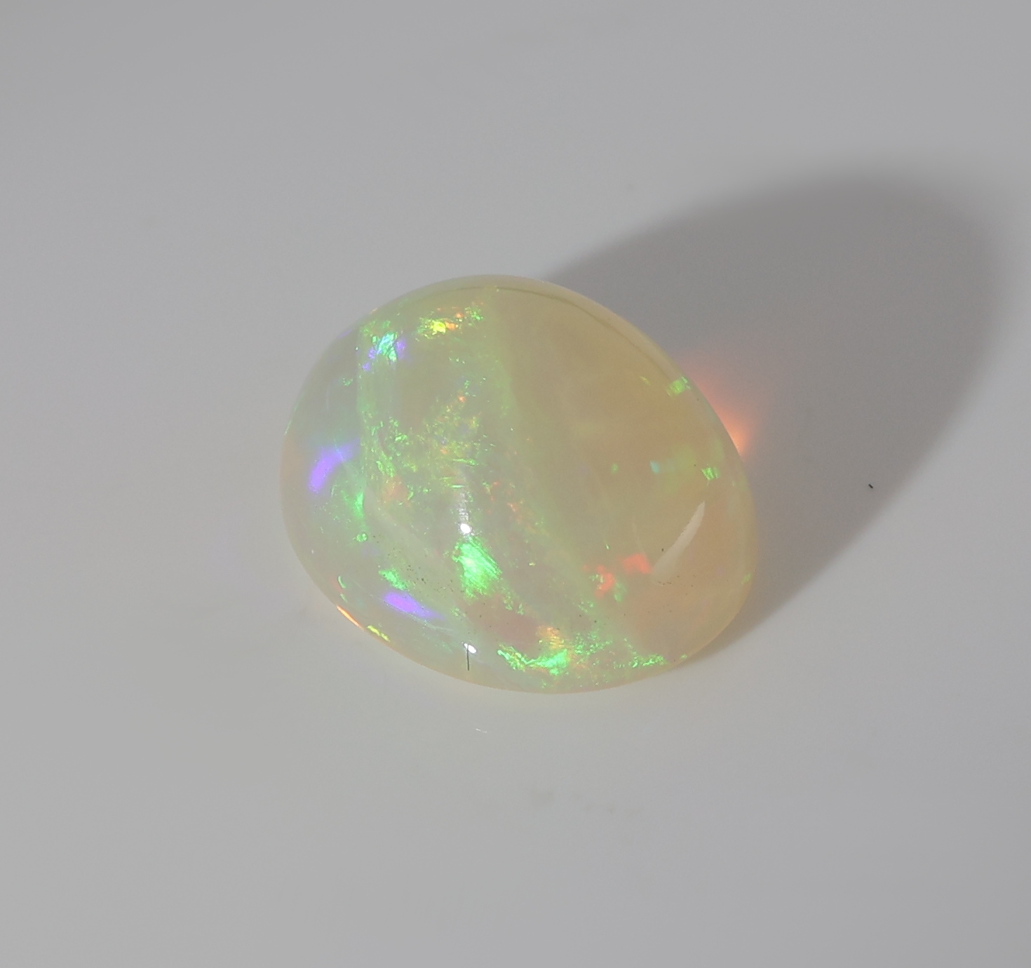 Detail c: Loser Opalcabochon, oval, ca. 2.10 ct, sehr schönes Farbspiel
