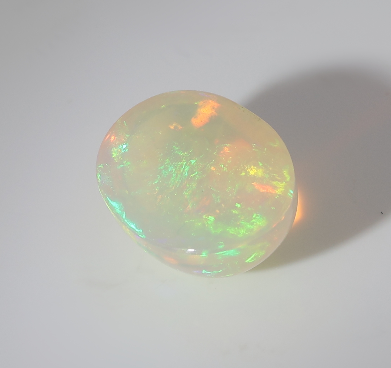 Detail d: Loser Opalcabochon, oval, ca. 2.10 ct, sehr schönes Farbspiel