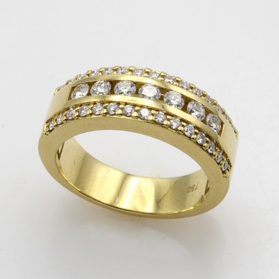 27042011a - Ring mit Brillanten, GG 750/000, Brill. in 3 Reihen gef. (mittig in Kanalfassung) zus. ...