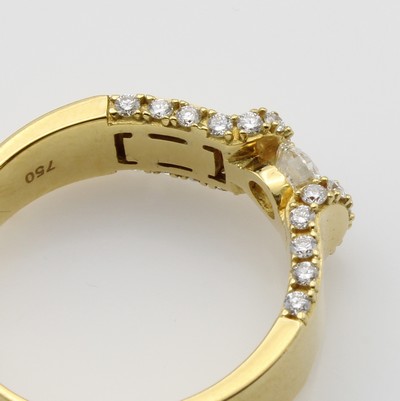 27042012a - Ring mit Brillanten, GG 750/000, Solitär u. Besatzbrill. (z.T. seitlich gef.) zus. ca. ...