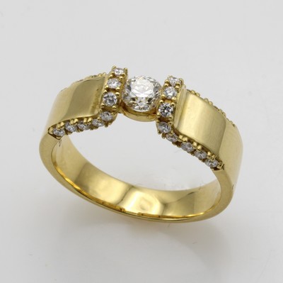 27042012b - Ring mit Brillanten, GG 750/000, Solitär u. Besatzbrill. (z.T. seitlich gef.) zus. ca. ...
