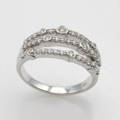 27042016a - Ring mit Brillanten, WG 585/000, Brill. in 3 Reihen gef. zus. ca. 0.45 ct Weiß/si, RW ...