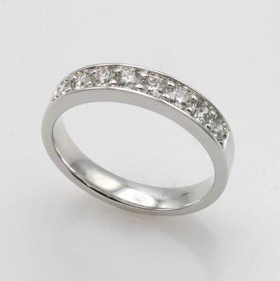 27042054a - Ring mit Brillanten, WG 585/000, 8 Brill. in Schiene gef. zus. ca. 0.50 ct Weiß/si, RW ...