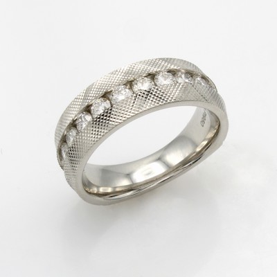 27042078a - Ring mit Brillanten, Platin 950/000, z.T. fein ziseliert, Brill. in Kanalfassung zus. ...