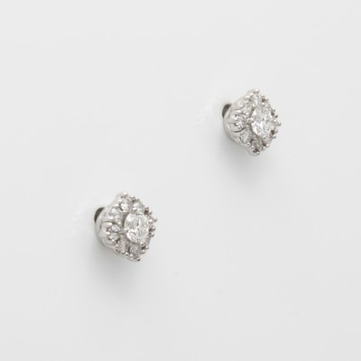 27042087a - Paar Ohrstecker mit Brillanten, WG 585/000, 2 Brill. mittig gef. zus. ca. 0.20 ct ...