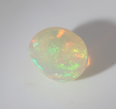 27042094d - Loser Opalcabochon, oval, ca. 2.10 ct, sehr schönes Farbspiel Schätzpreis: 400, - EUR
