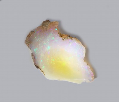 27042097a - Loser Rohopal, ca. 10.10 ct, schönes Farbspiel, mit Muttergestein Schätzpreis: 580, - ...