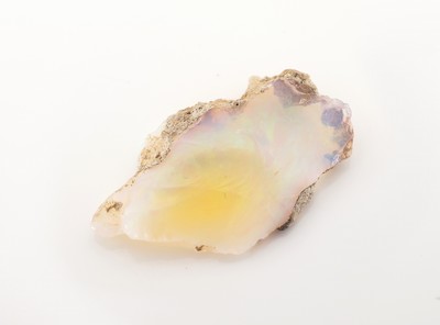 27042097b - Loser Rohopal, ca. 10.10 ct, schönes Farbspiel, mit Muttergestein Schätzpreis: 580, - ...