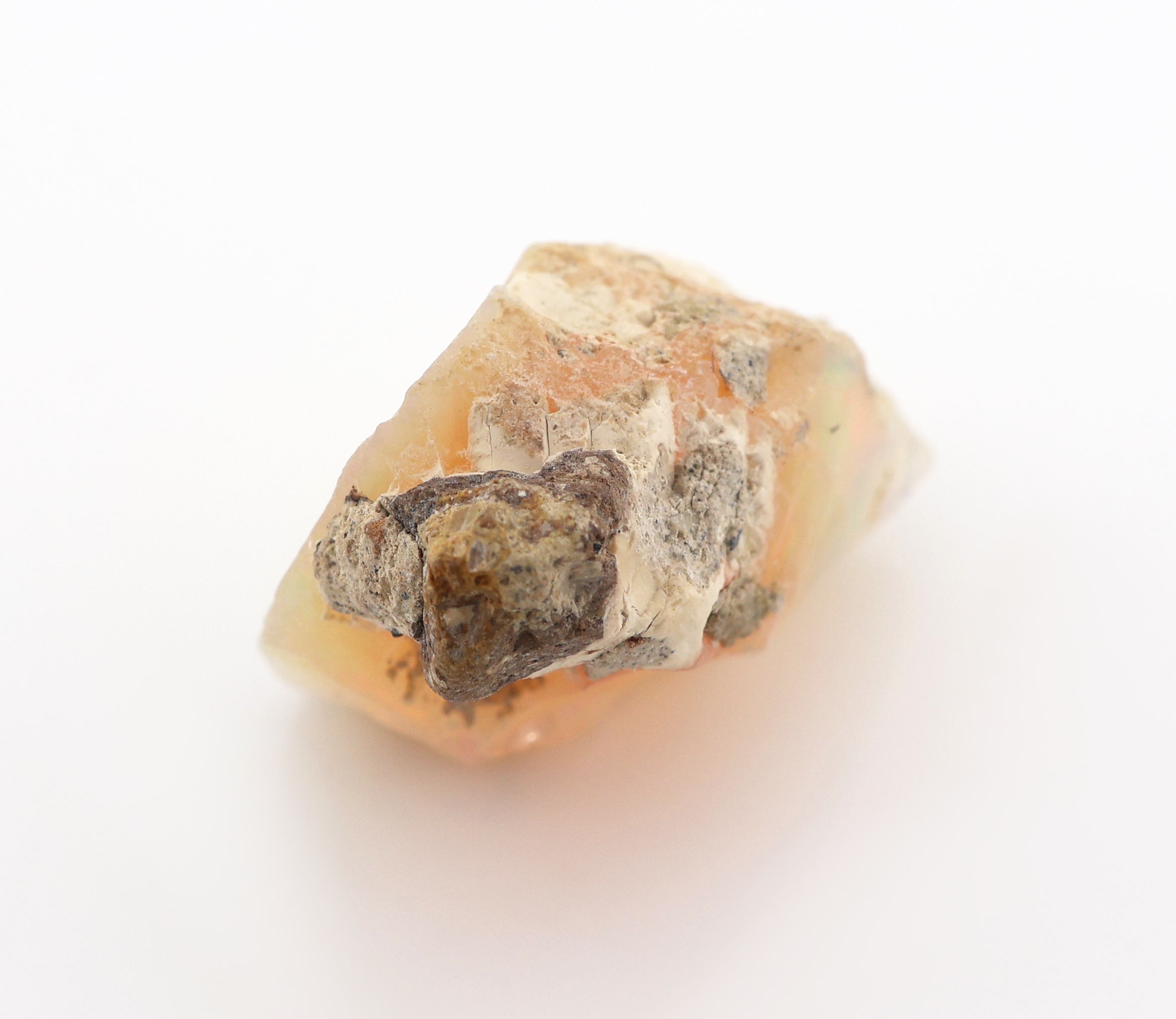 Detail a: Loser Rohopal, ca. 8.30 ct, schönes Farb- spiel, mit Muttergestein