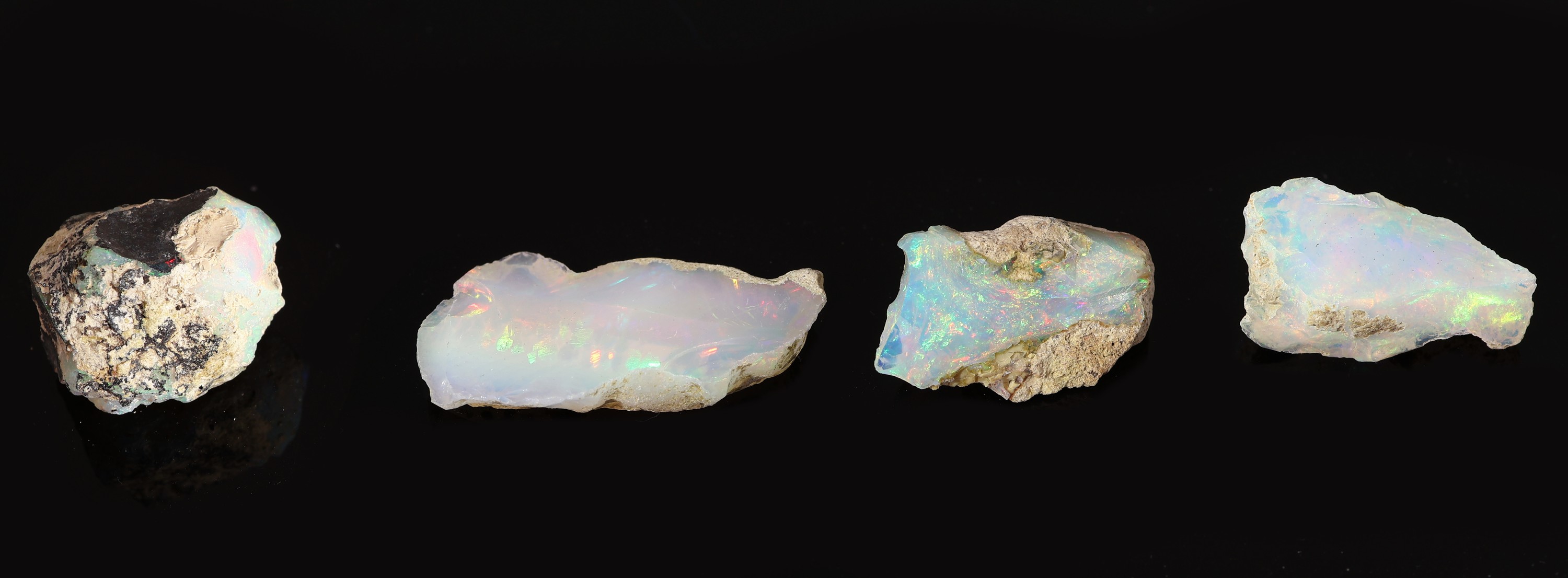 Detail a: Lot 4 lose Rohopale, total ca. 30 ct, schönes Farbspiel mit Muttergestein