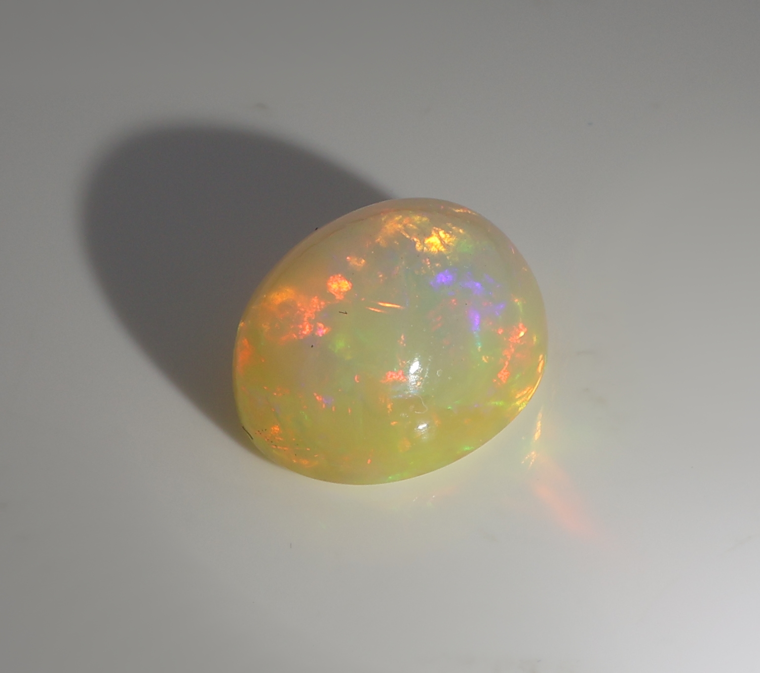 Detail a: Loser Opalcabochon, ca. 2.60 ct, oval, schönes Farbspiel