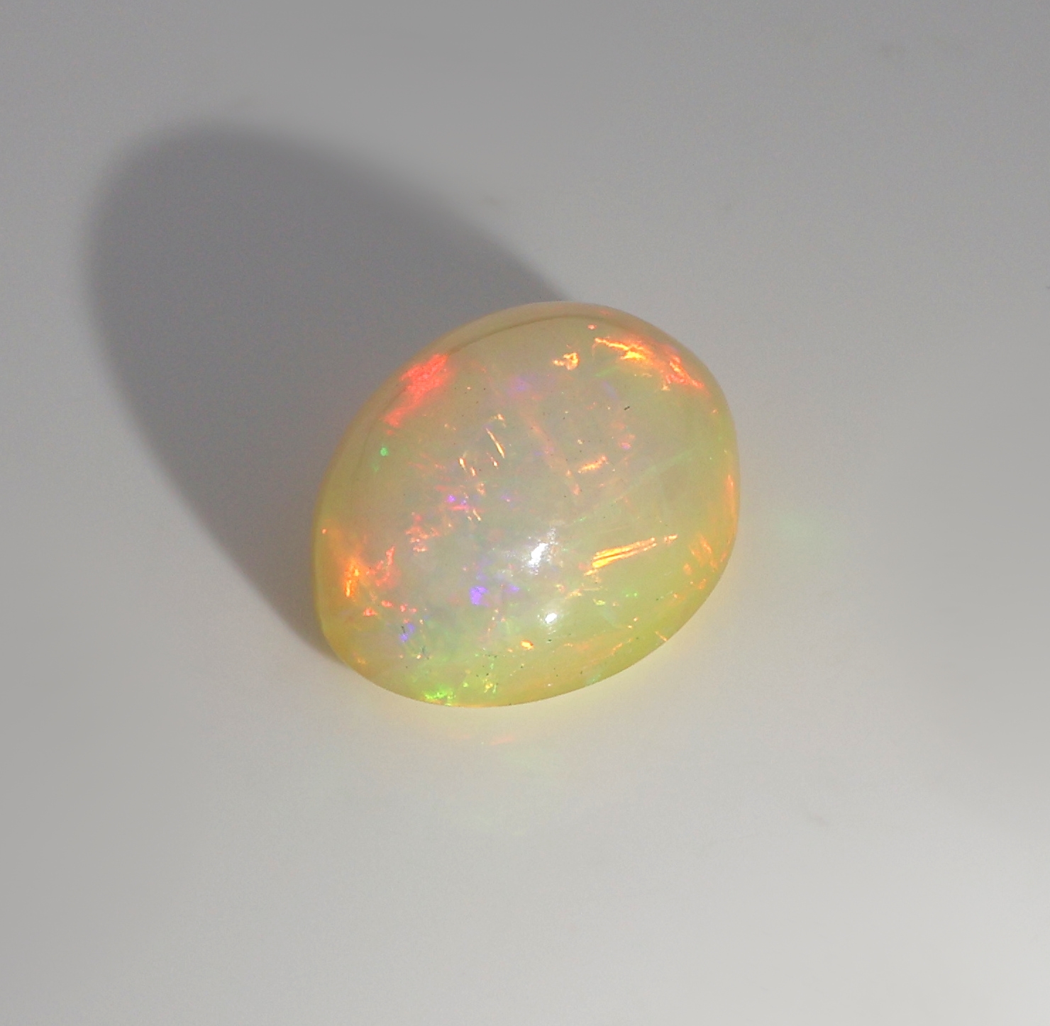 Detail b: Loser Opalcabochon, ca. 2.60 ct, oval, schönes Farbspiel