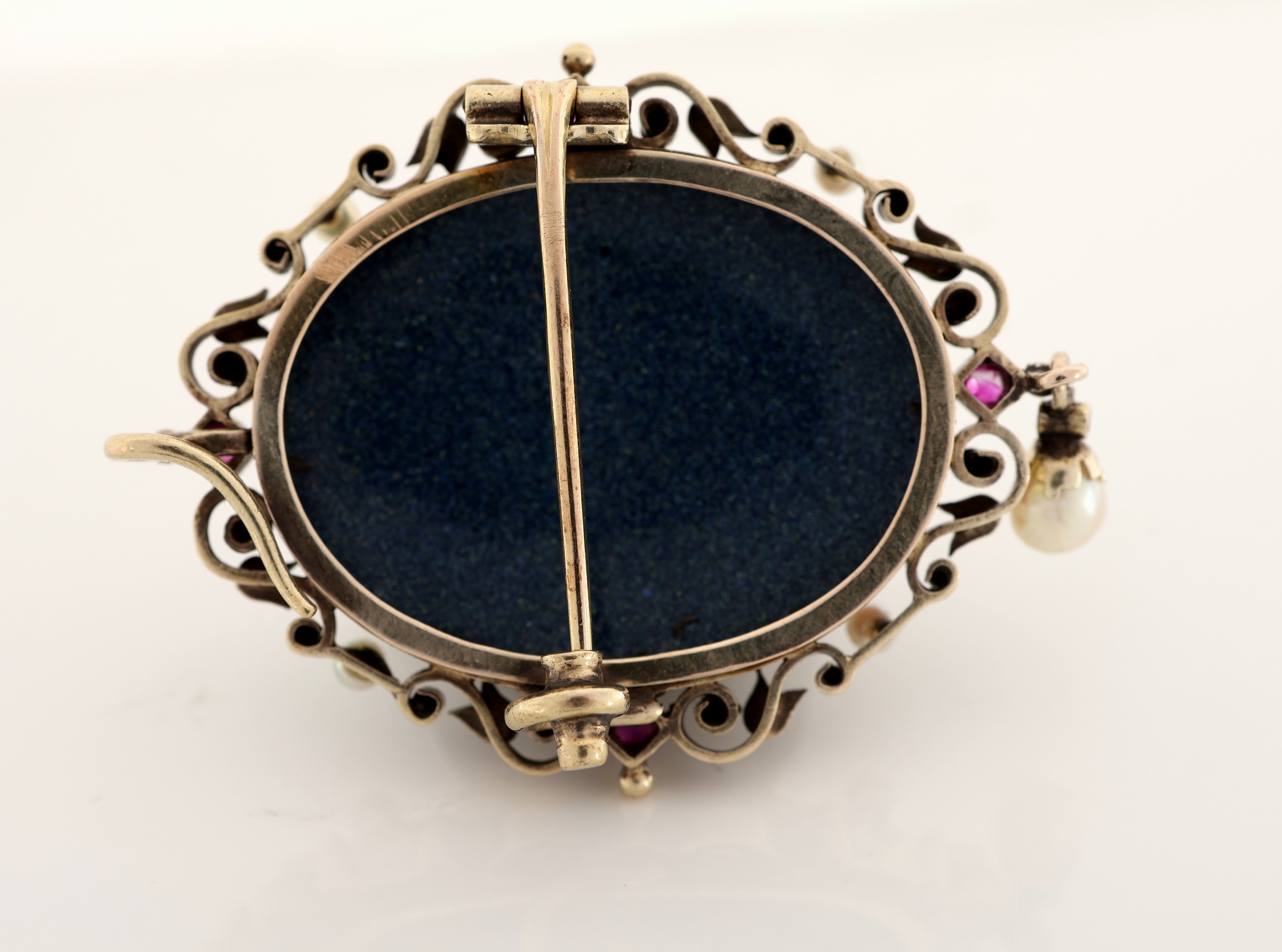 Detail a: 14 kt Gold Porzellanmalerei-Rubin-Diamant -Perl-Brosche, um 1900, GG 585/000 gepr., mittig ovale Miniaturmalerei, Darstellung zweier Amoretten, ...