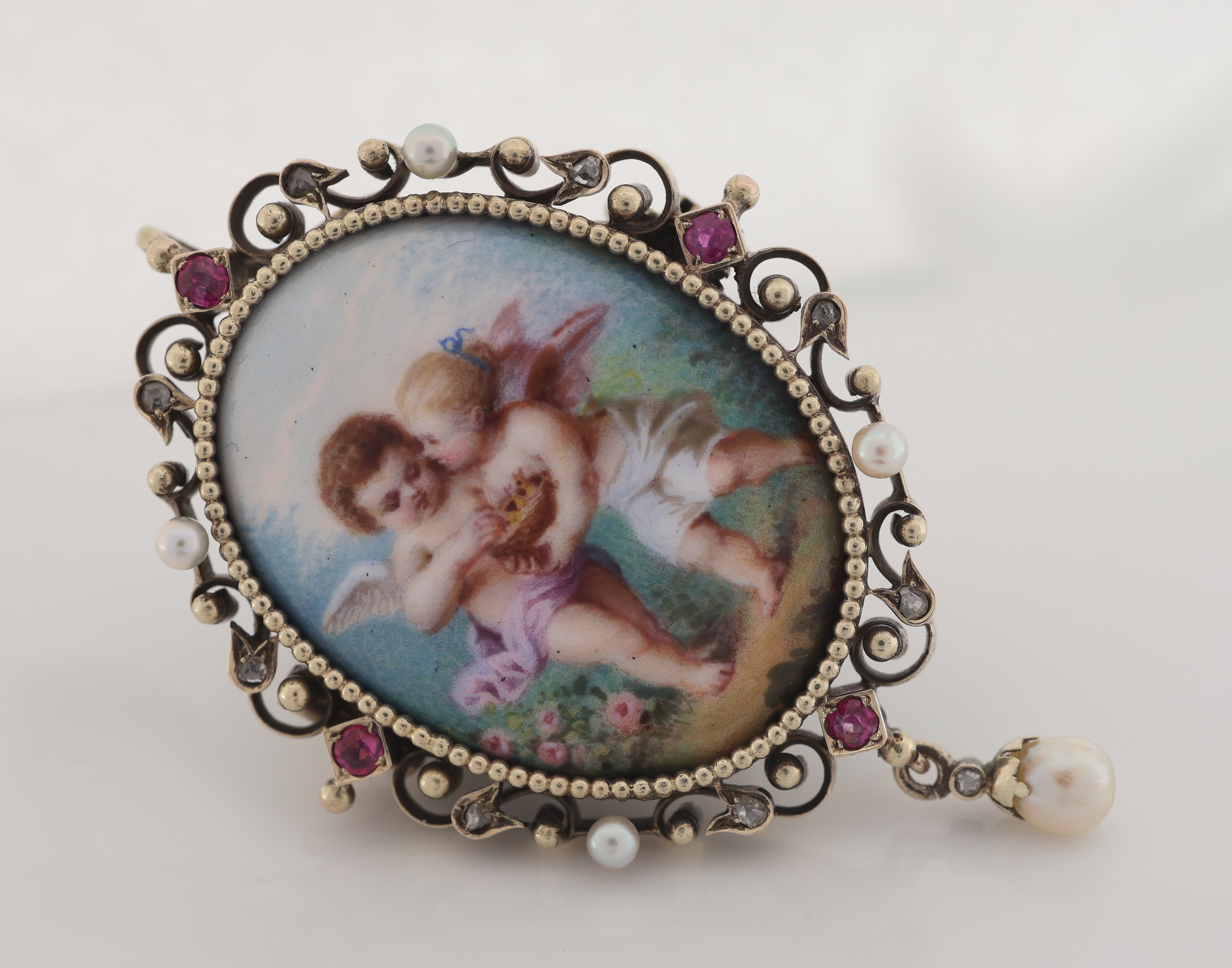 Detail b: 14 kt Gold Porzellanmalerei-Rubin-Diamant -Perl-Brosche, um 1900, GG 585/000 gepr., mittig ovale Miniaturmalerei, Darstellung zweier Amoretten, ...