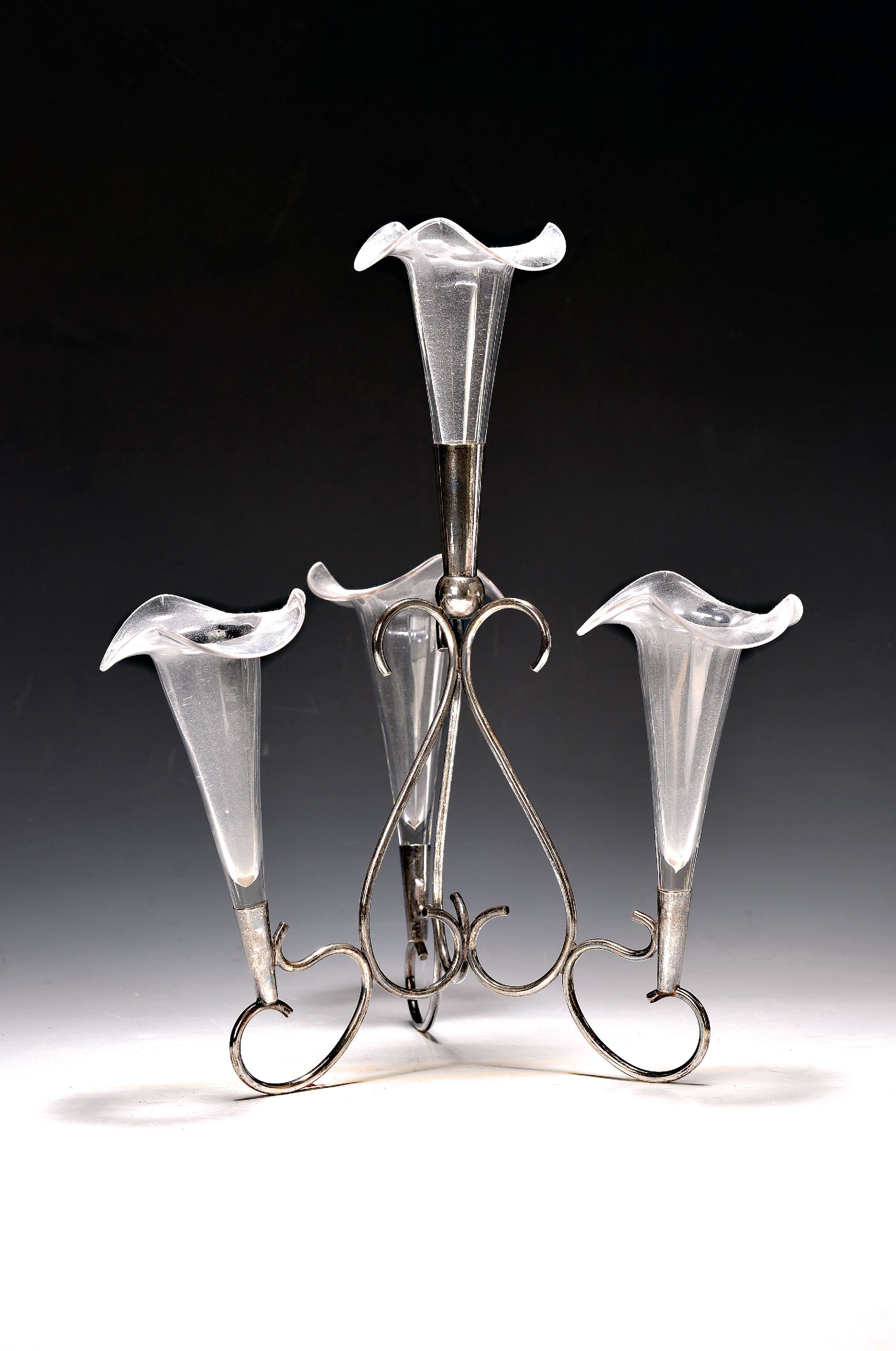 Image 27042111 - Blumensteckvase, England, um 1900-1910, Metall versilbert, vier mundgeblasene ...