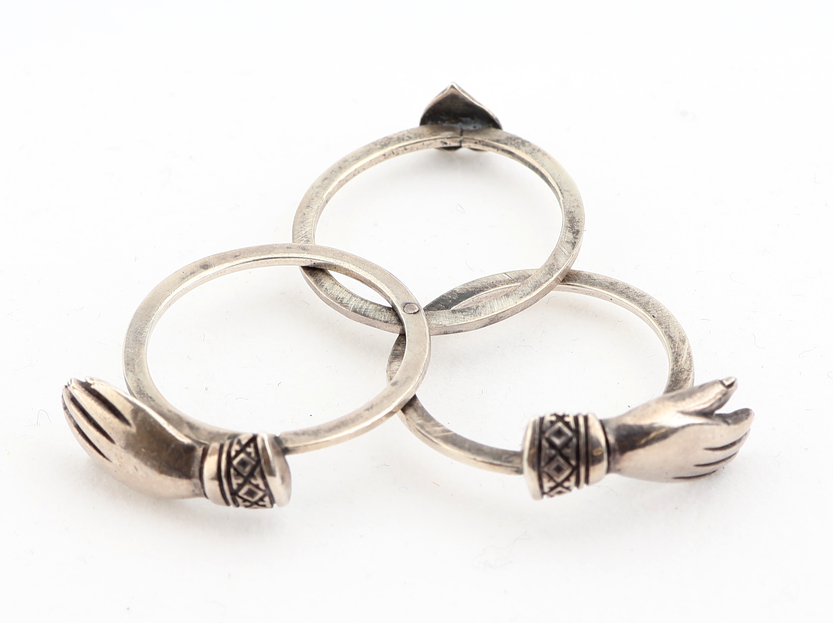Detail a: Biedermeier Ring, um 1840, Silber gepr., 3 einzelne Ringe, Treuhandsymbolik mit Herz, RW 54