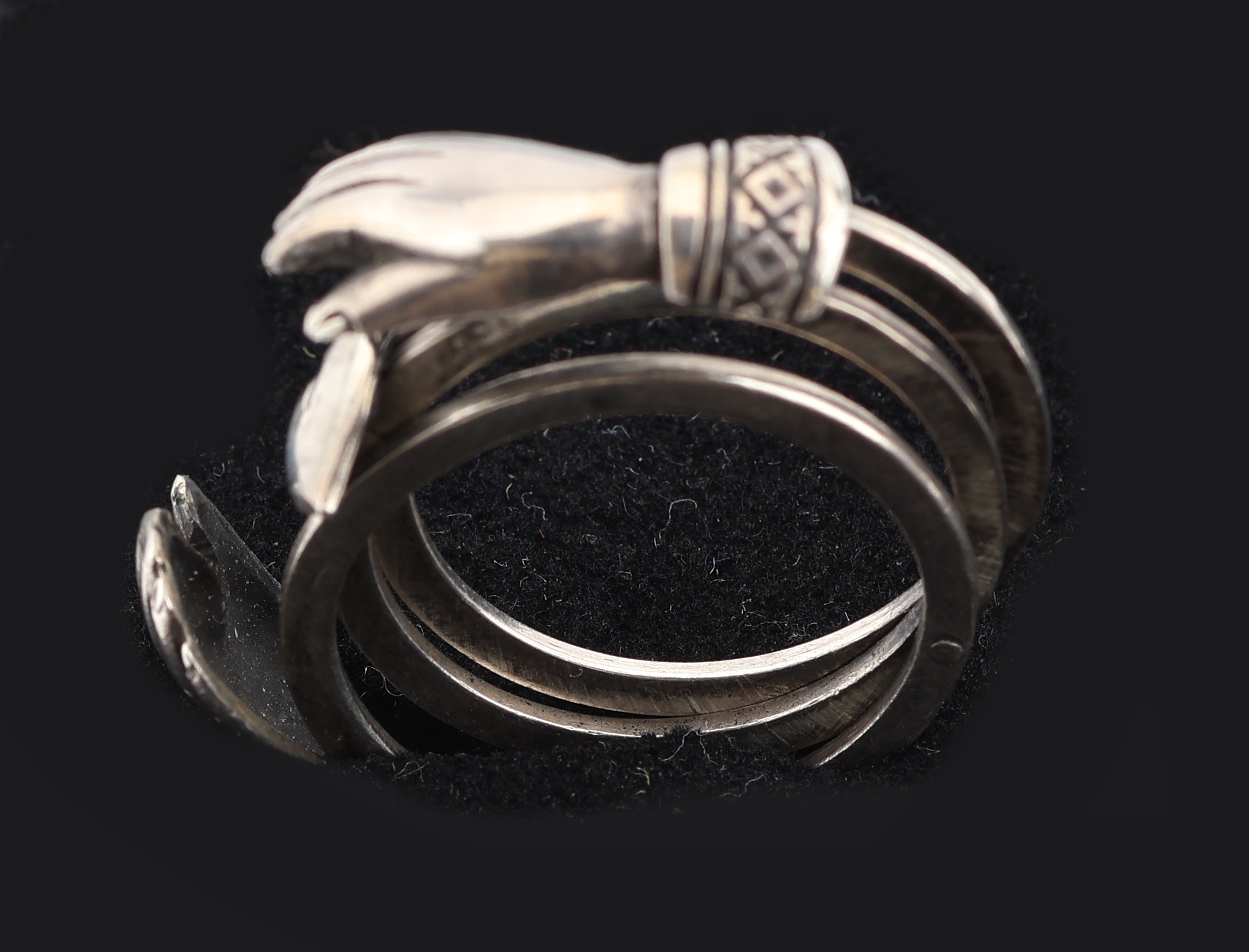 Detail d: Biedermeier Ring, um 1840, Silber gepr., 3 einzelne Ringe, Treuhandsymbolik mit Herz, RW 54