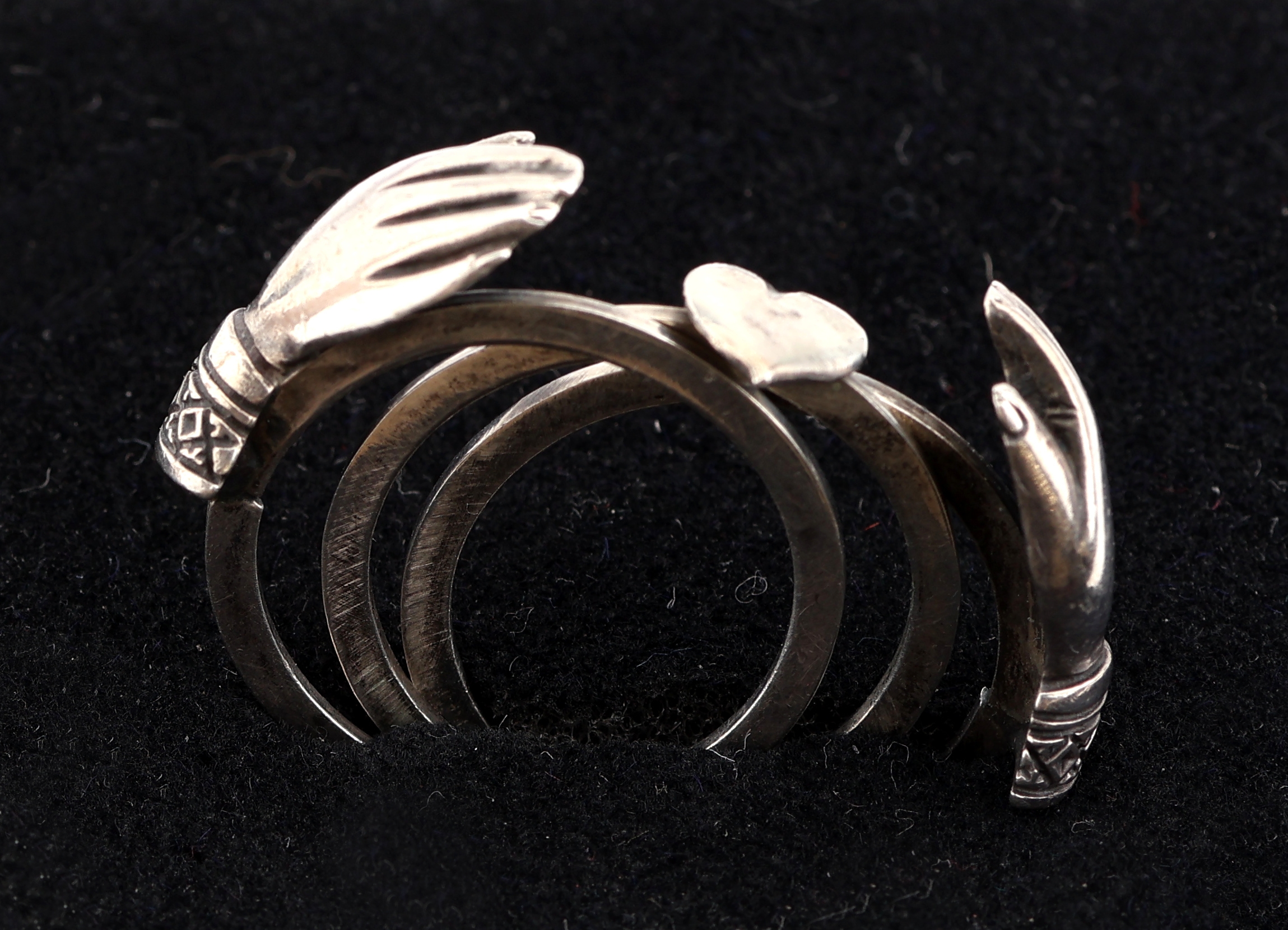 Detail e: Biedermeier Ring, um 1840, Silber gepr., 3 einzelne Ringe, Treuhandsymbolik mit Herz, RW 54