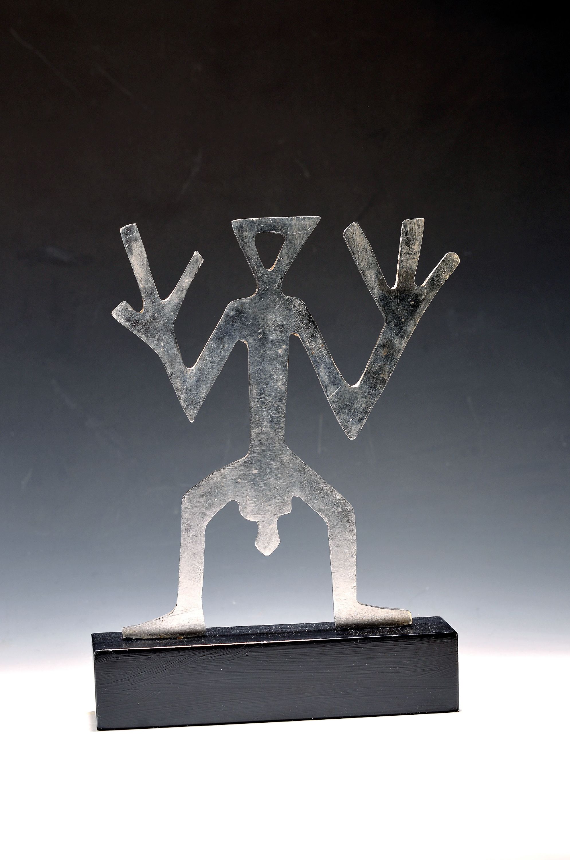 Image 27042129 - A.R. Penck, 1939-2017, Skulptur, Stahl geschnitten, auf dem ebonisierten Holzsockel ...