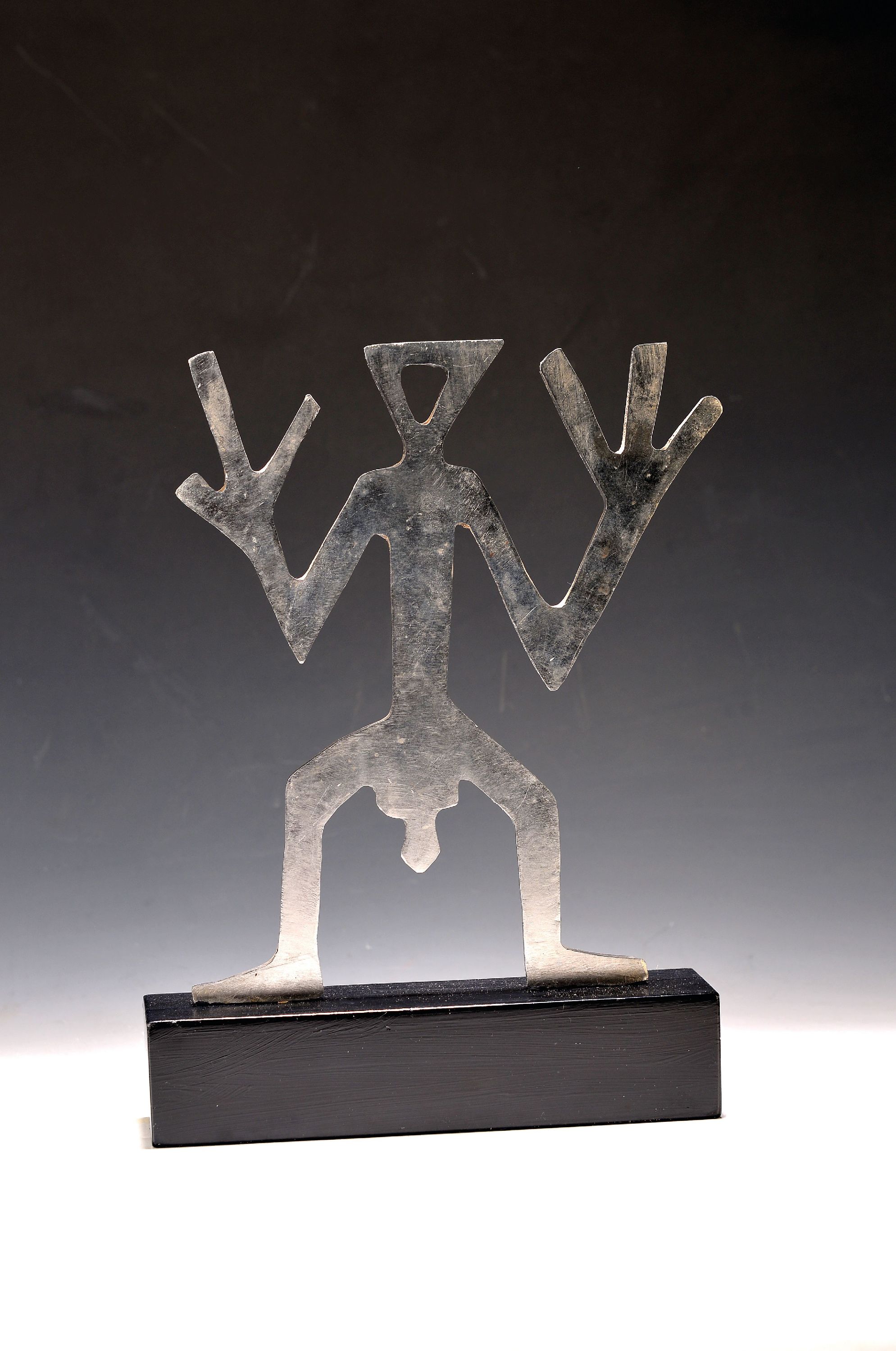 Detail k: A.R. Penck, 1939-2017, Skulptur, Stahl geschnitten, auf dem ebonisierten Holzsockel handsign., Gesamth. ca. 34cm