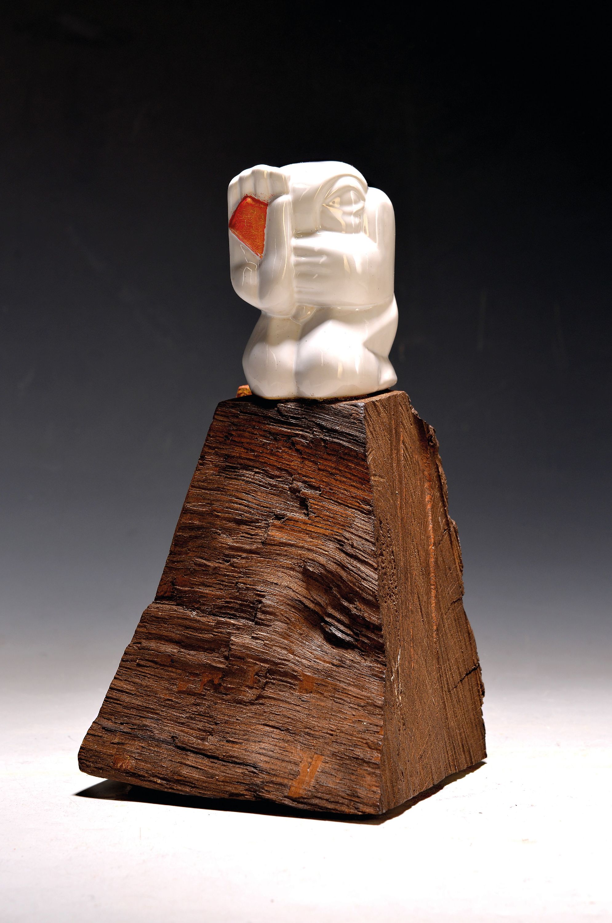 Detail k: Gottfried Bräunling, geb. 1947 Radebeul, Meditation, Skulptur aus bemaltem Holz und Keramik, Unikat von 2024, signiert, H. ca. 27cm