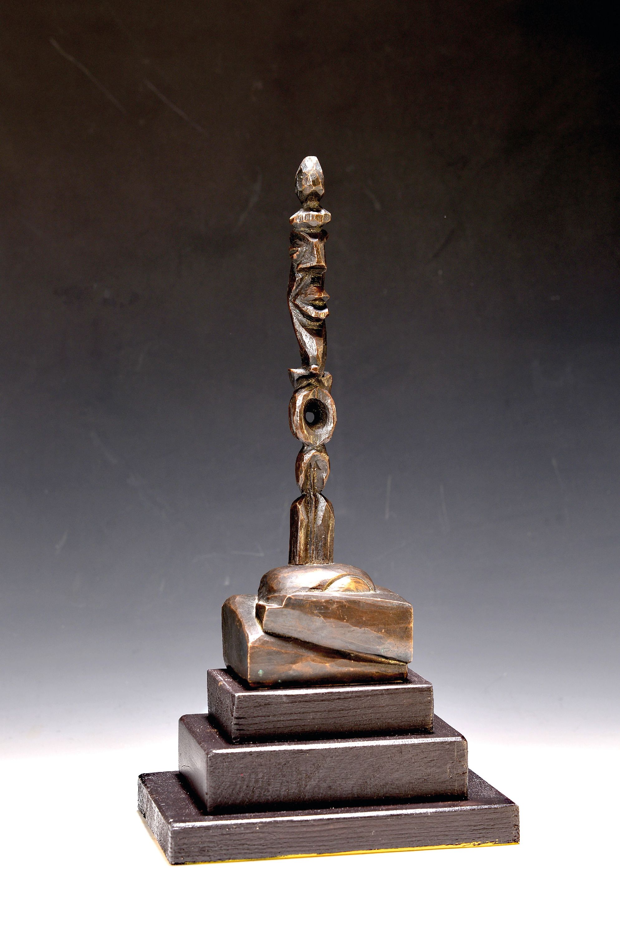 Detail k: Gottfried Bräunling, geb. 1947 Radebeul, Memory, Hommage a A.R.Penck, Bronzeskulptur, signiert und num. 1/5, getreppter Holzsockel, Gesamth. ca. 42cm