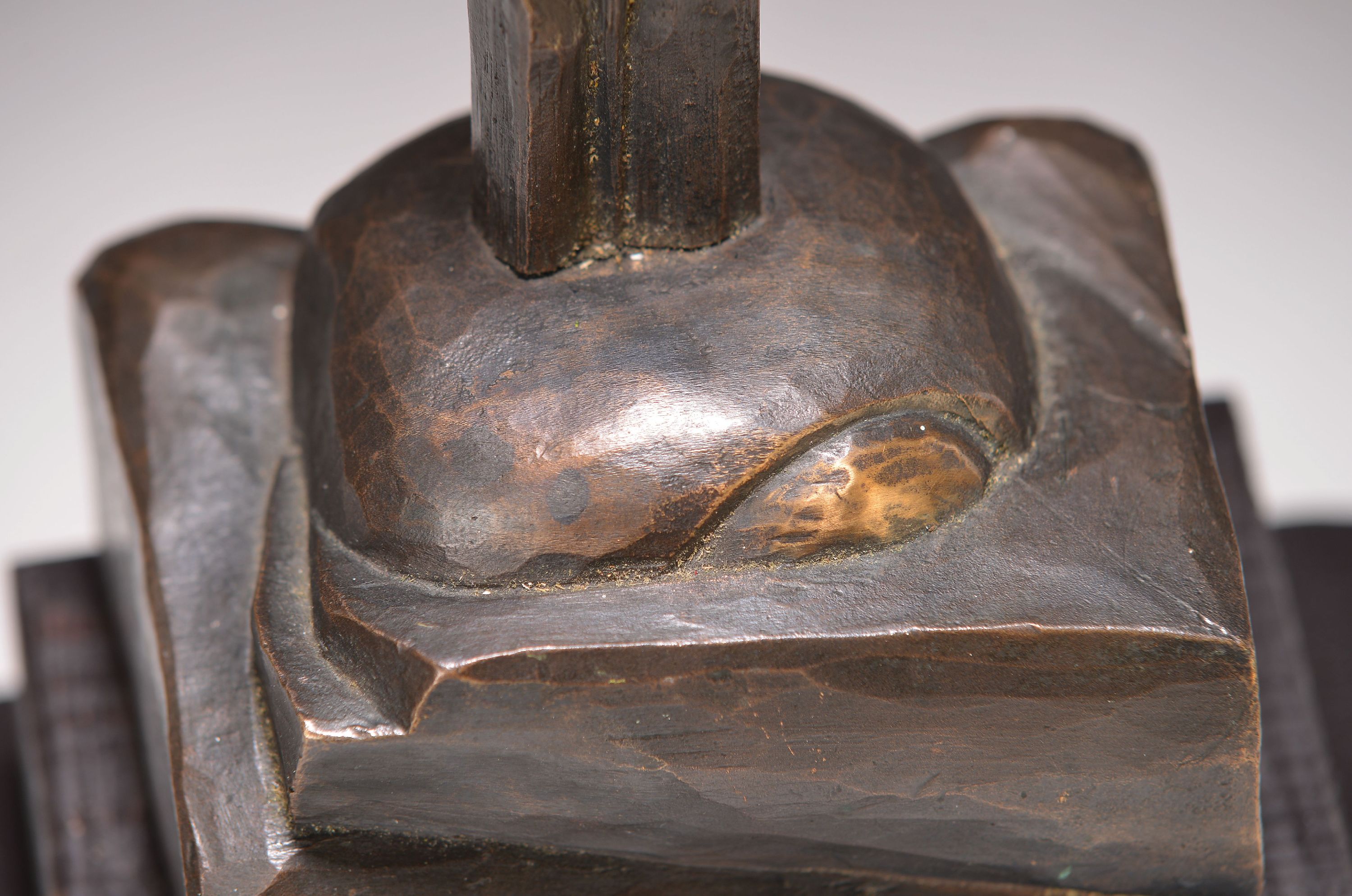 Detail l: Gottfried Bräunling, geb. 1947 Radebeul, Memory, Hommage a A.R.Penck, Bronzeskulptur, signiert und num. 1/5, getreppter Holzsockel, Gesamth. ca. 42cm