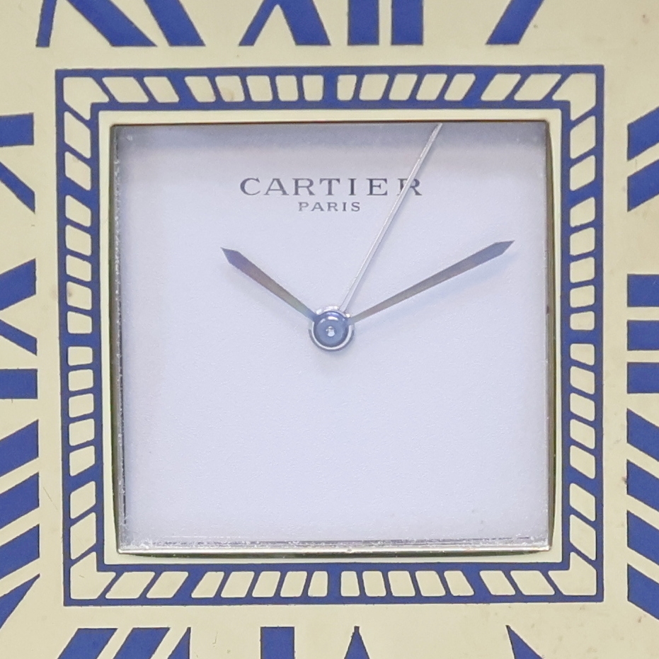 Detail a: CARTIER kleiner Tischwecker, Schweiz verk. lt. beil. Garantie 05/1986, quarz, verg., ausklappbares Gehäuse, Lünette m. lack. römischen Zahlen, ...