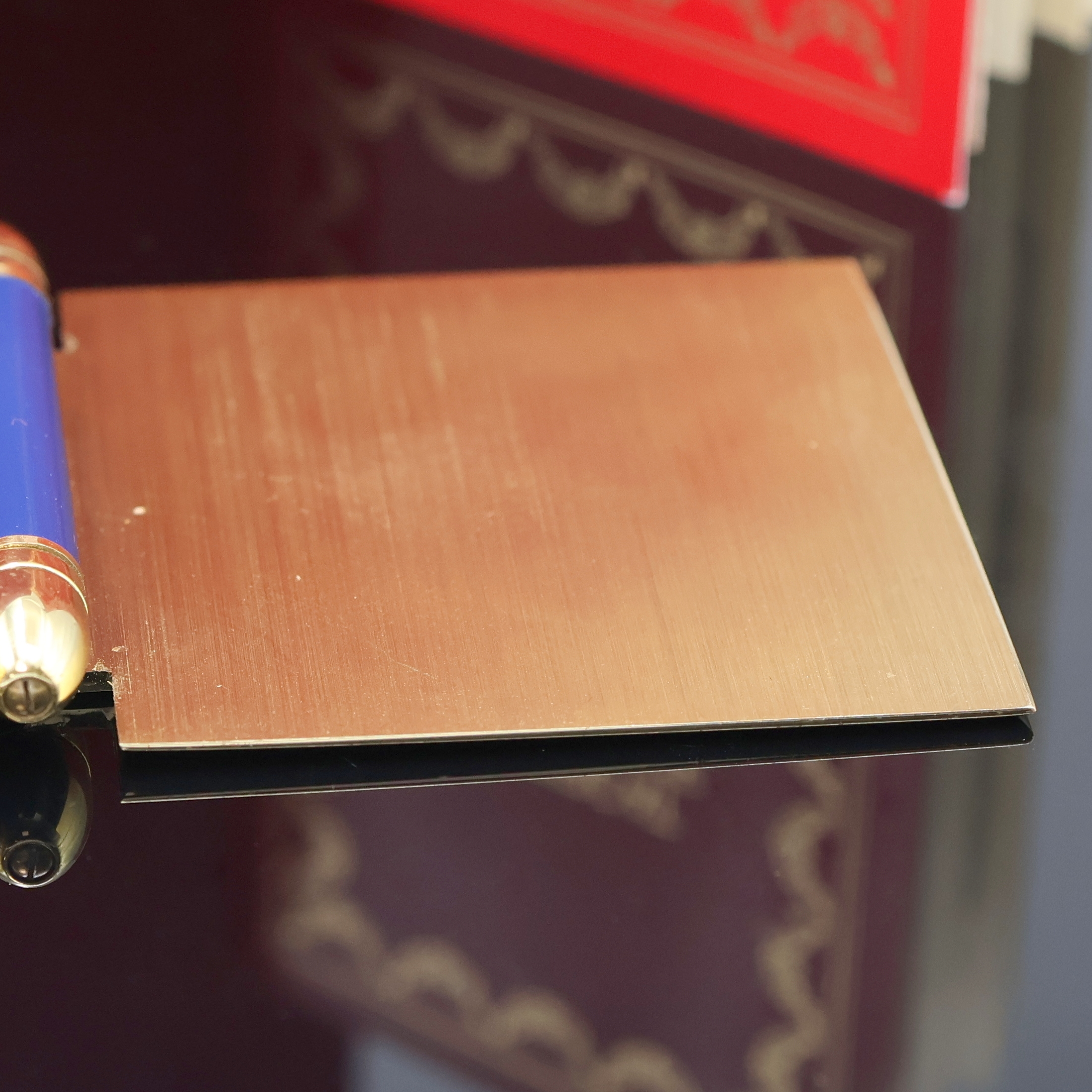 Detail d: CARTIER kleiner Tischwecker, Schweiz verk. lt. beil. Garantie 05/1986, quarz, verg., ausklappbares Gehäuse, Lünette m. lack. römischen Zahlen, ...