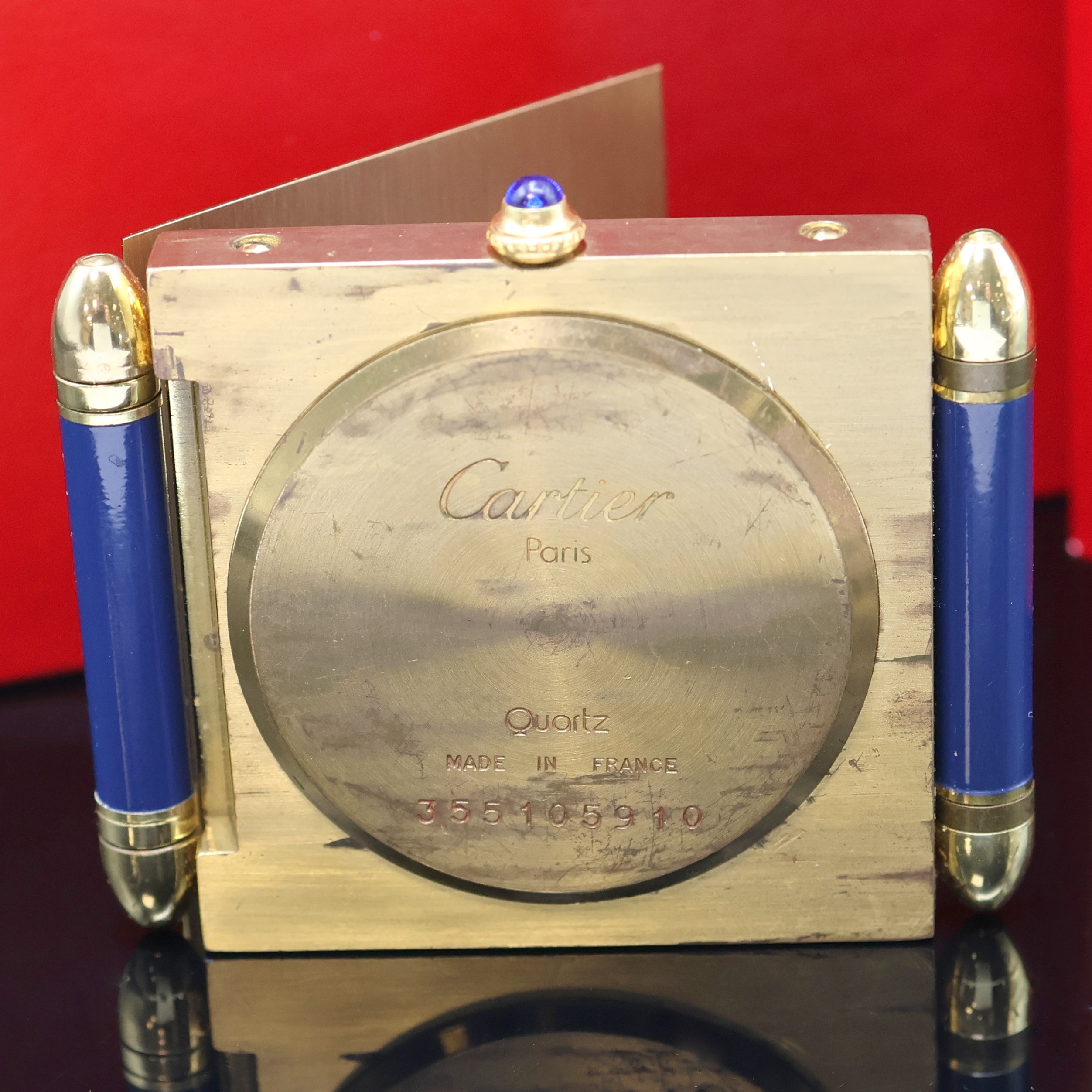 Detail e: CARTIER kleiner Tischwecker, Schweiz verk. lt. beil. Garantie 05/1986, quarz, verg., ausklappbares Gehäuse, Lünette m. lack. römischen Zahlen, ...