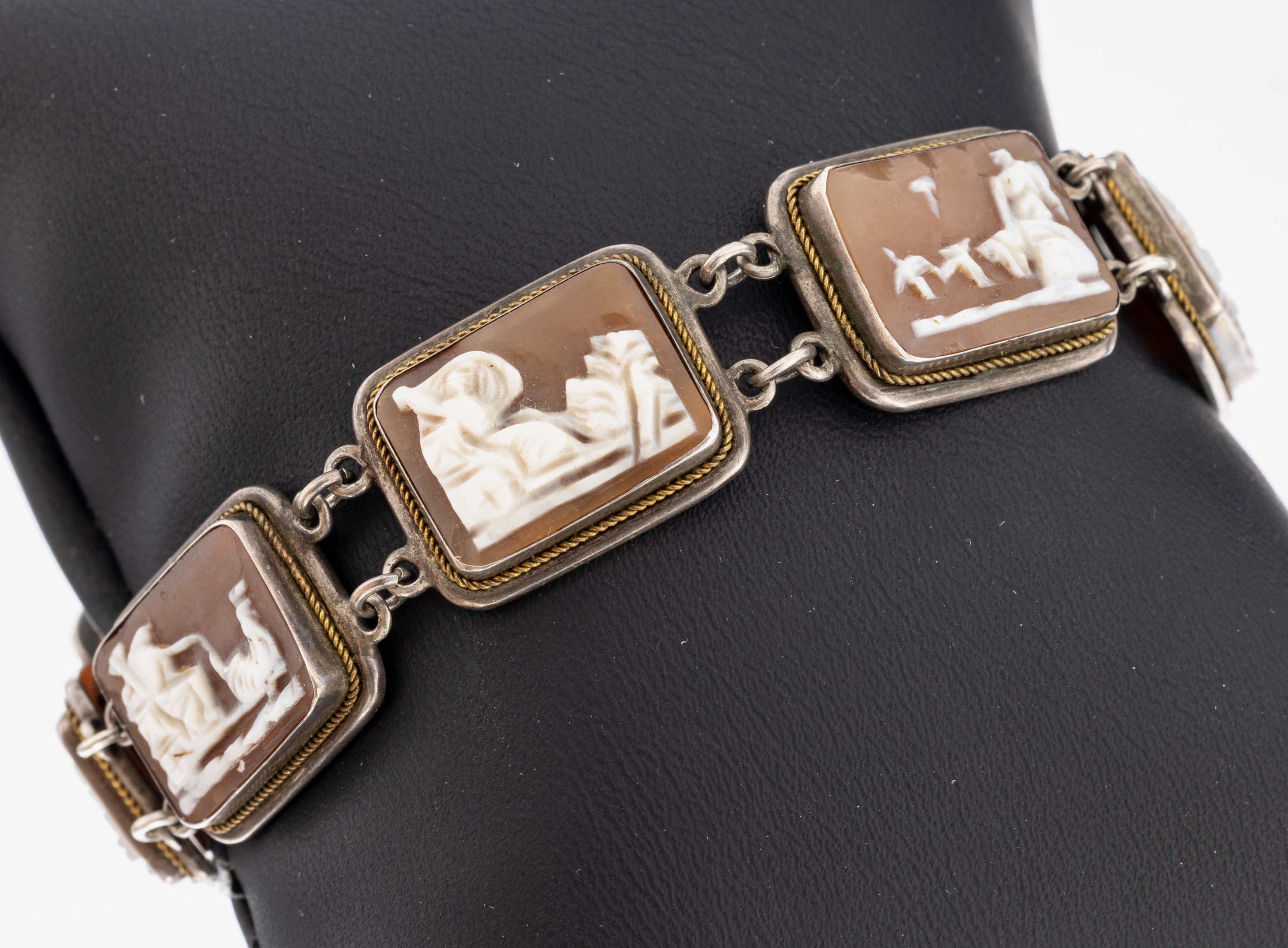 Image 27042143 - Kamee-Armband, 800er Silber, 7 Glieder mit rechteckigen Muschelkameen, Darstellungen ...