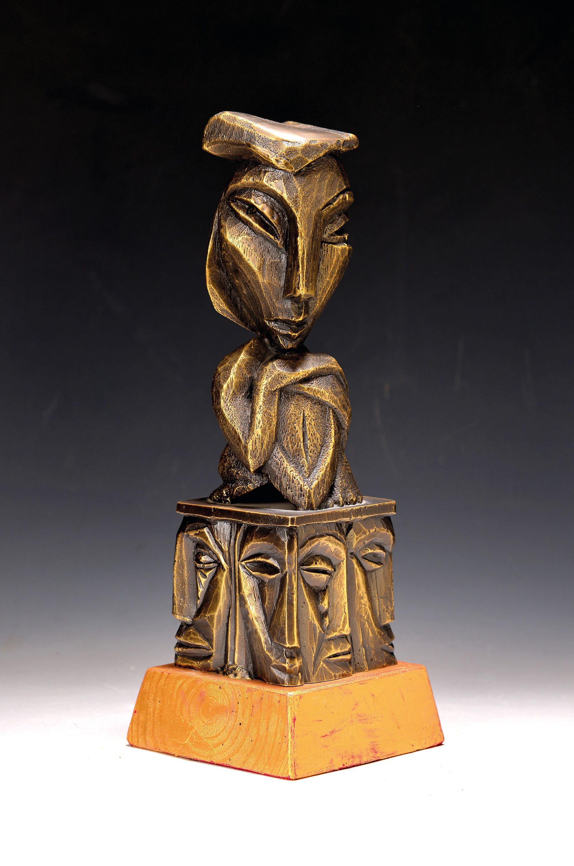 Detail k: Gottfried Bräunling, geb. 1947, Umworben, Bronzeskulptur von 2005, signiert, num. 2/5, Holzsockel goldfarben gefaßt, Gesamth. ca. 33cm